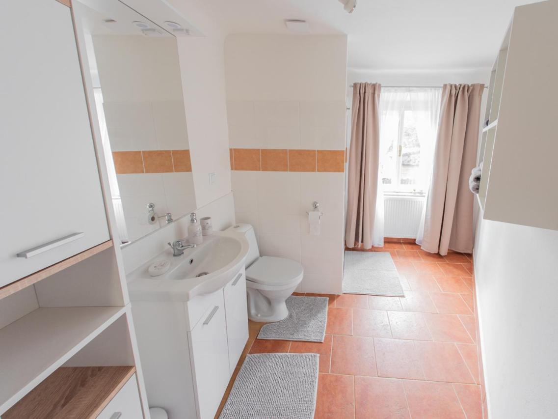 Large Double Room - Photo 5