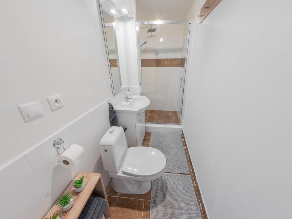 Double Room with Garden View - Photo 10