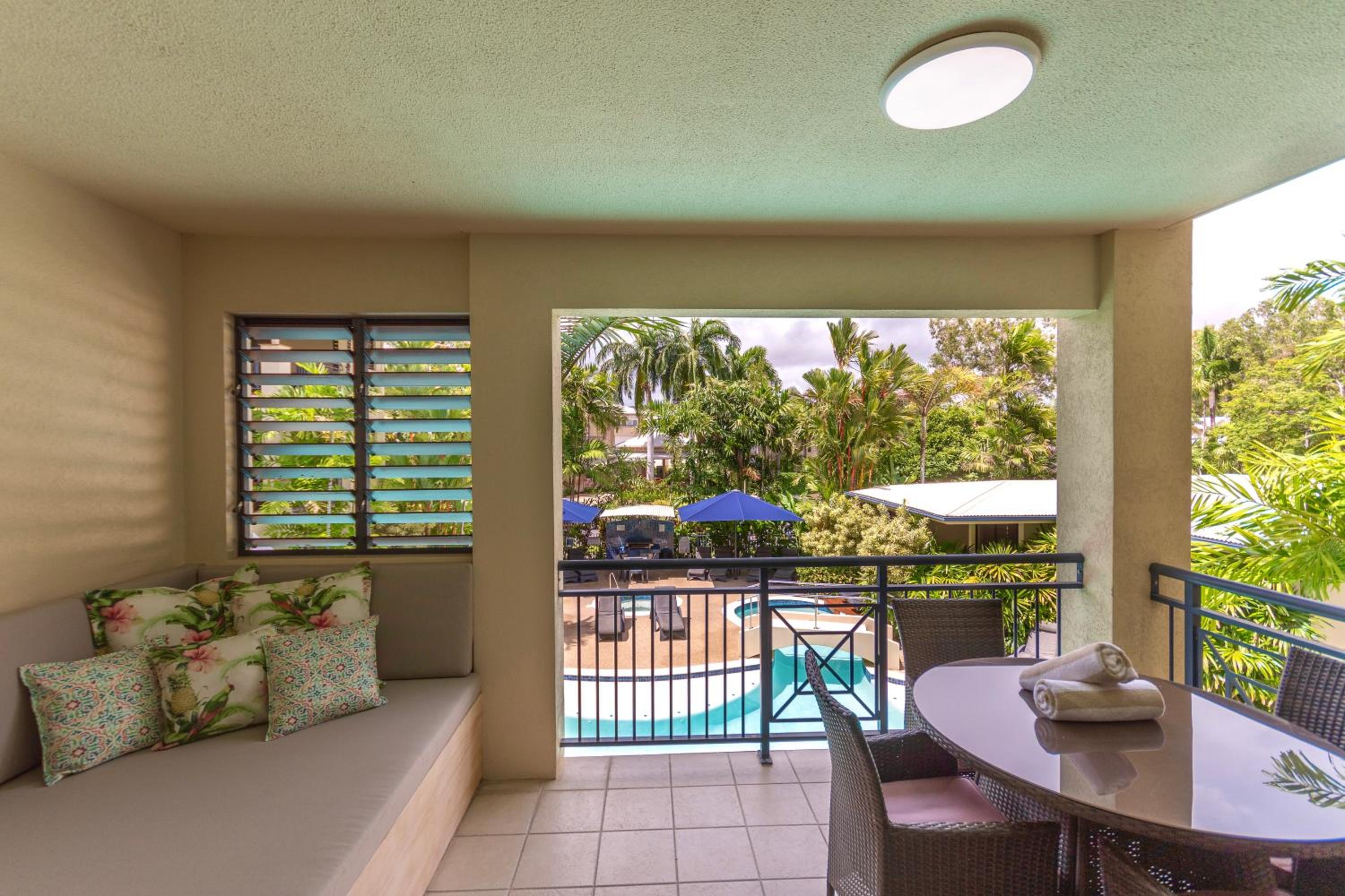 Apartment with Pool View  photo 3
