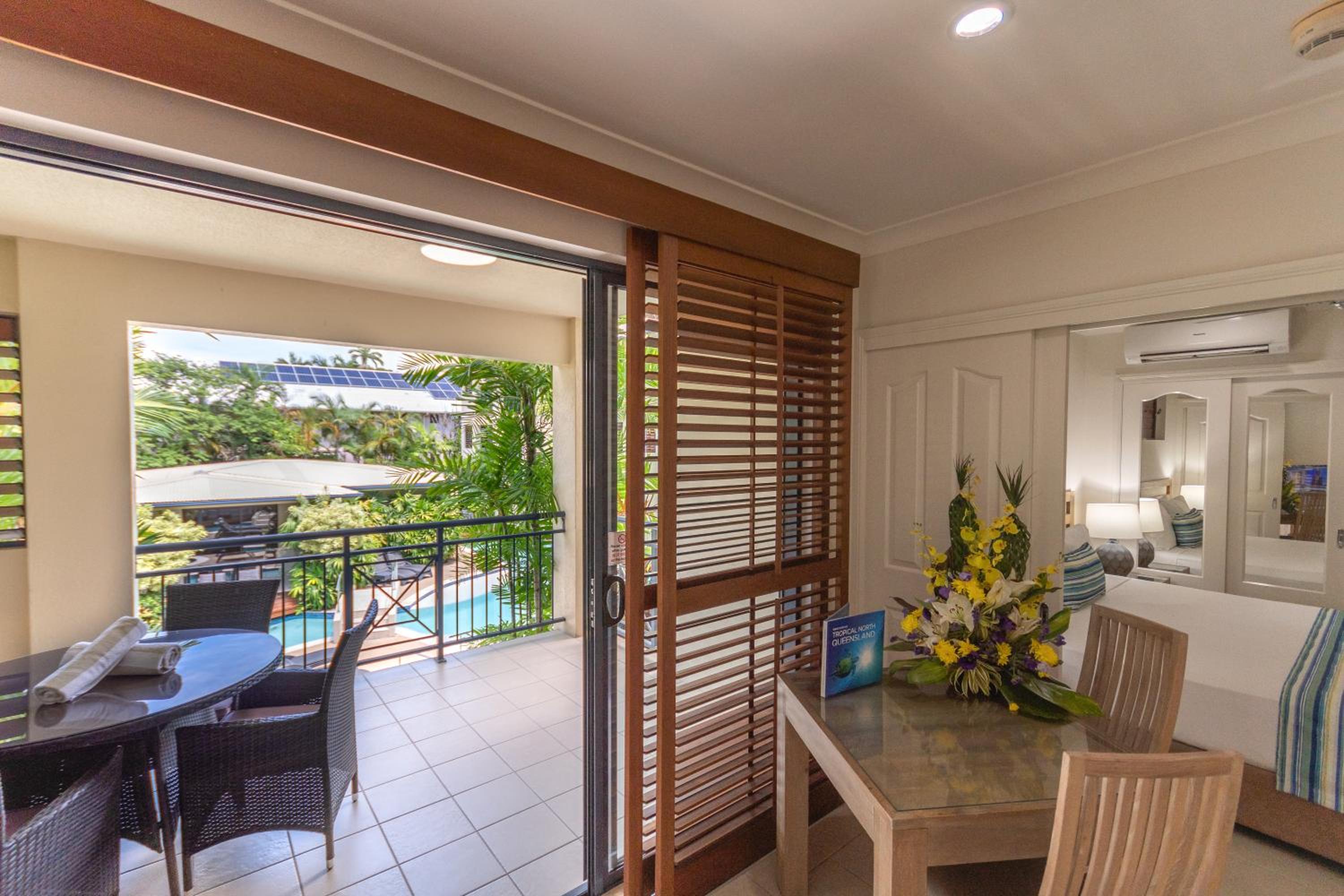 Apartment with Pool View
