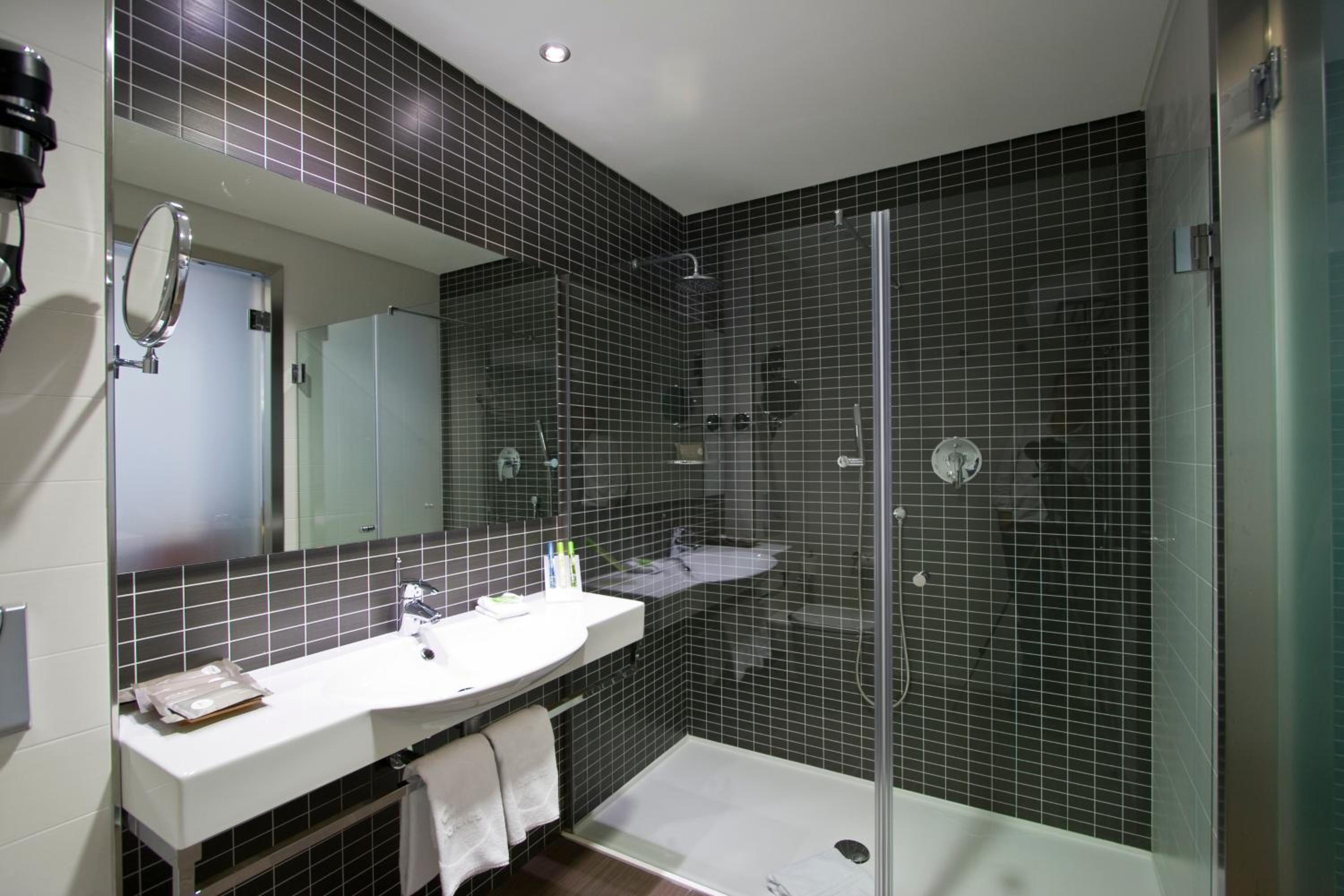  Familiy Room with free airport shuttle - Photo 10