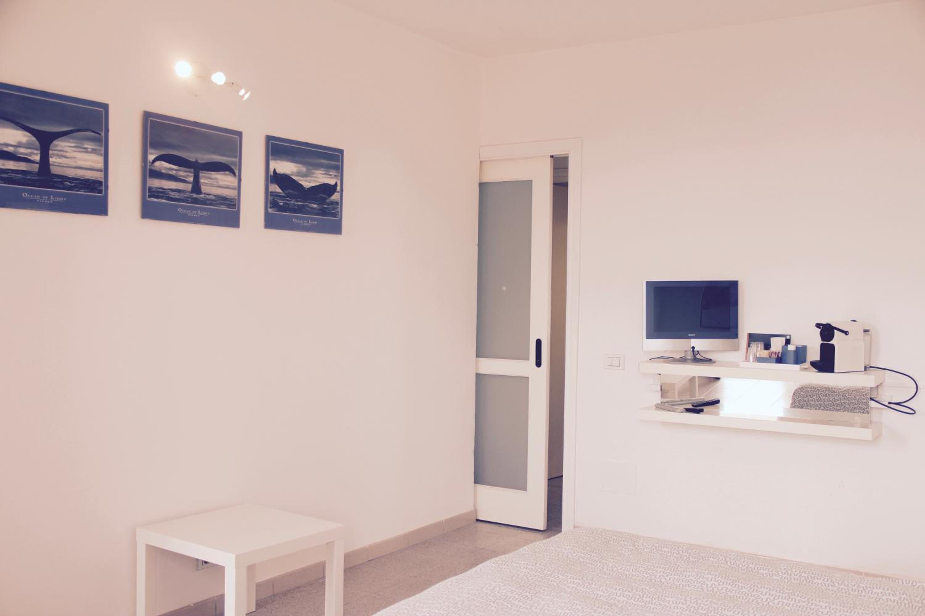 Family Room with Private Bathroom - Photo 3