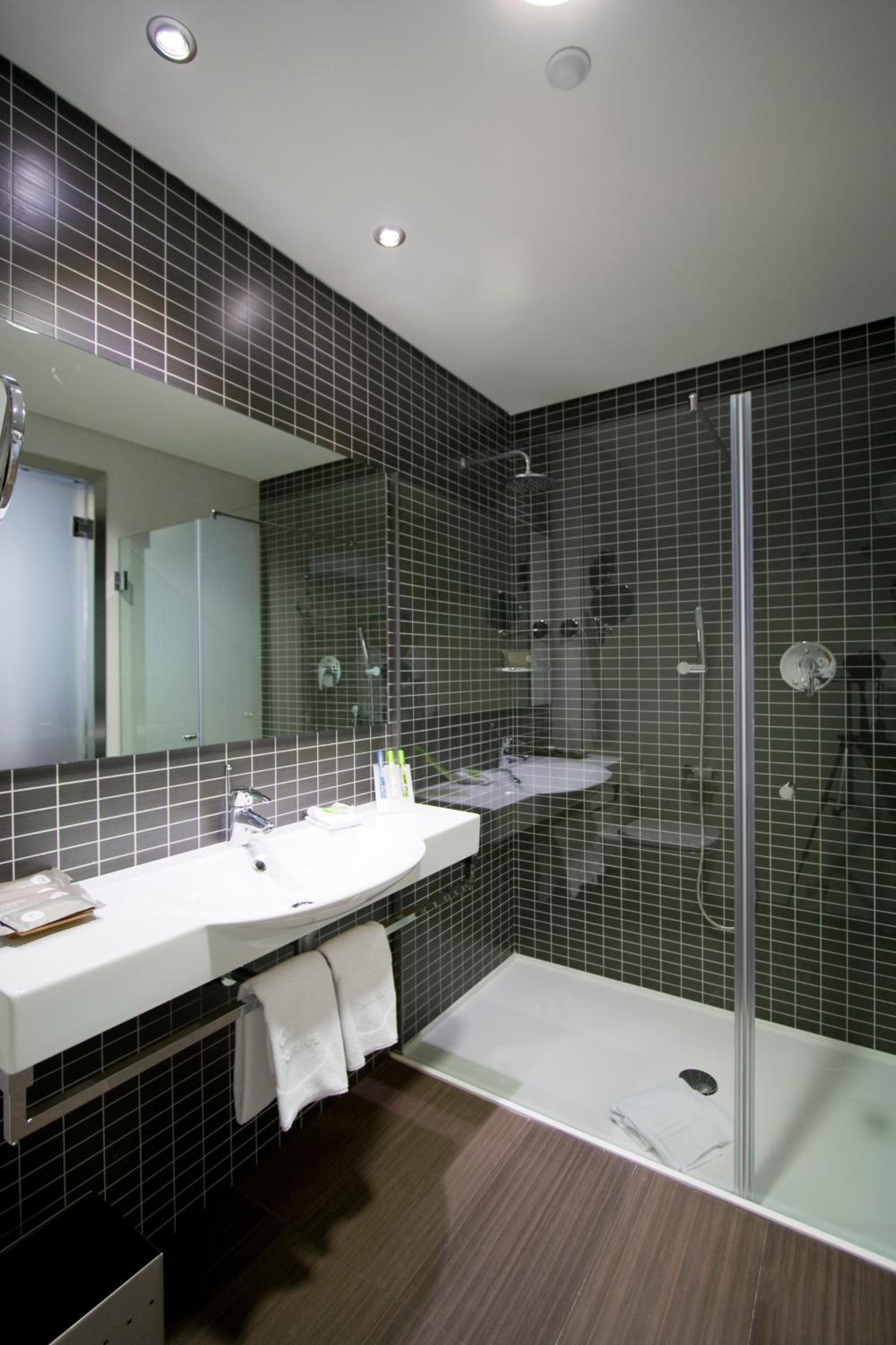  Executive Double or Twin Room with free airport shuttle - Photo 18