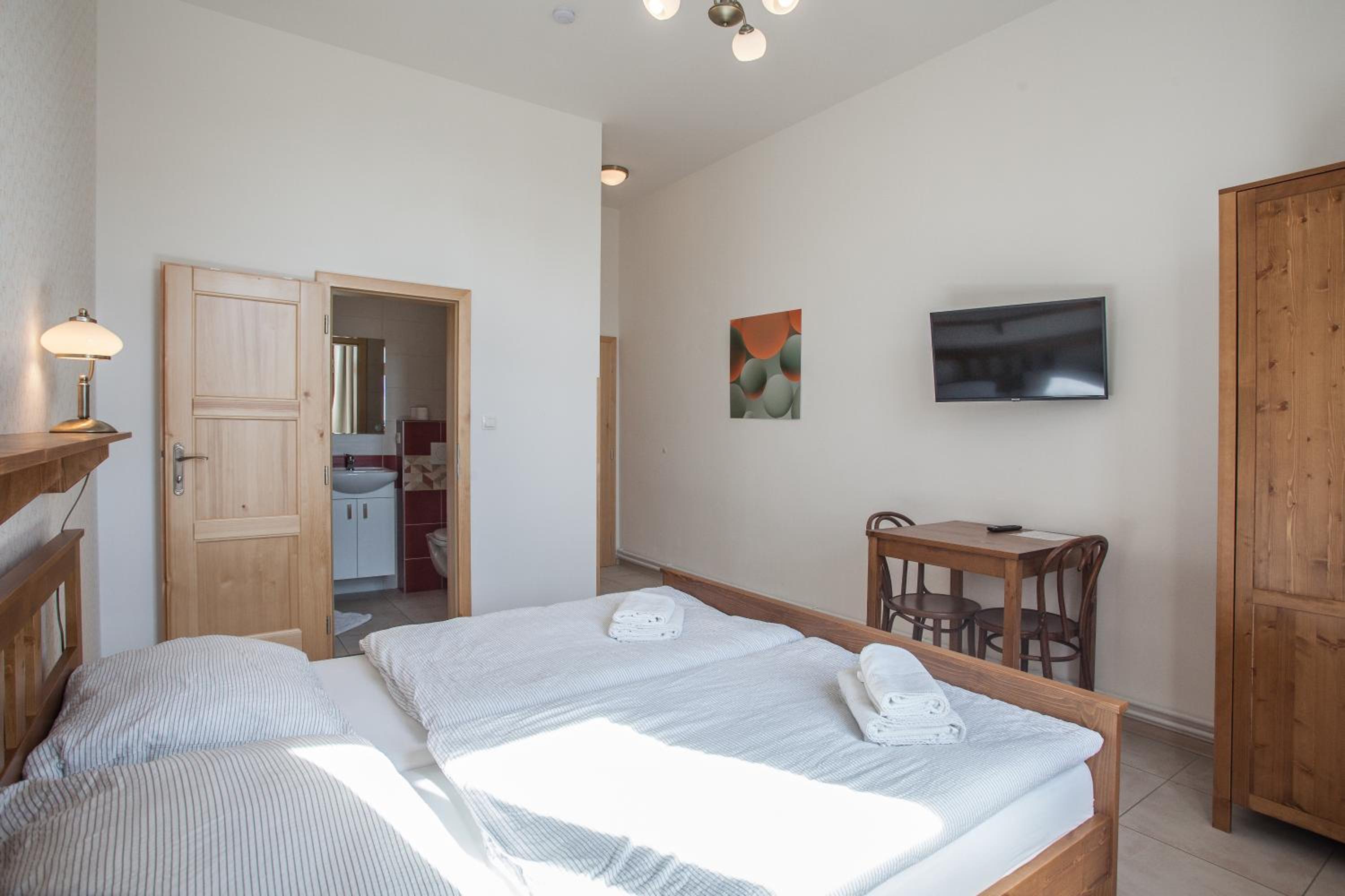 Standard Double Room - Photo 8