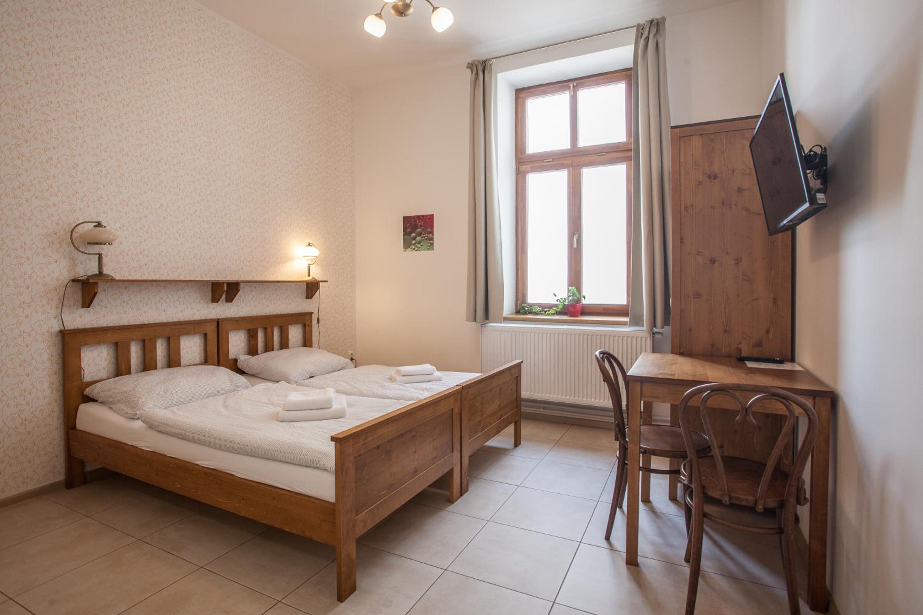 Twin Room with Bathroom - Photo 8
