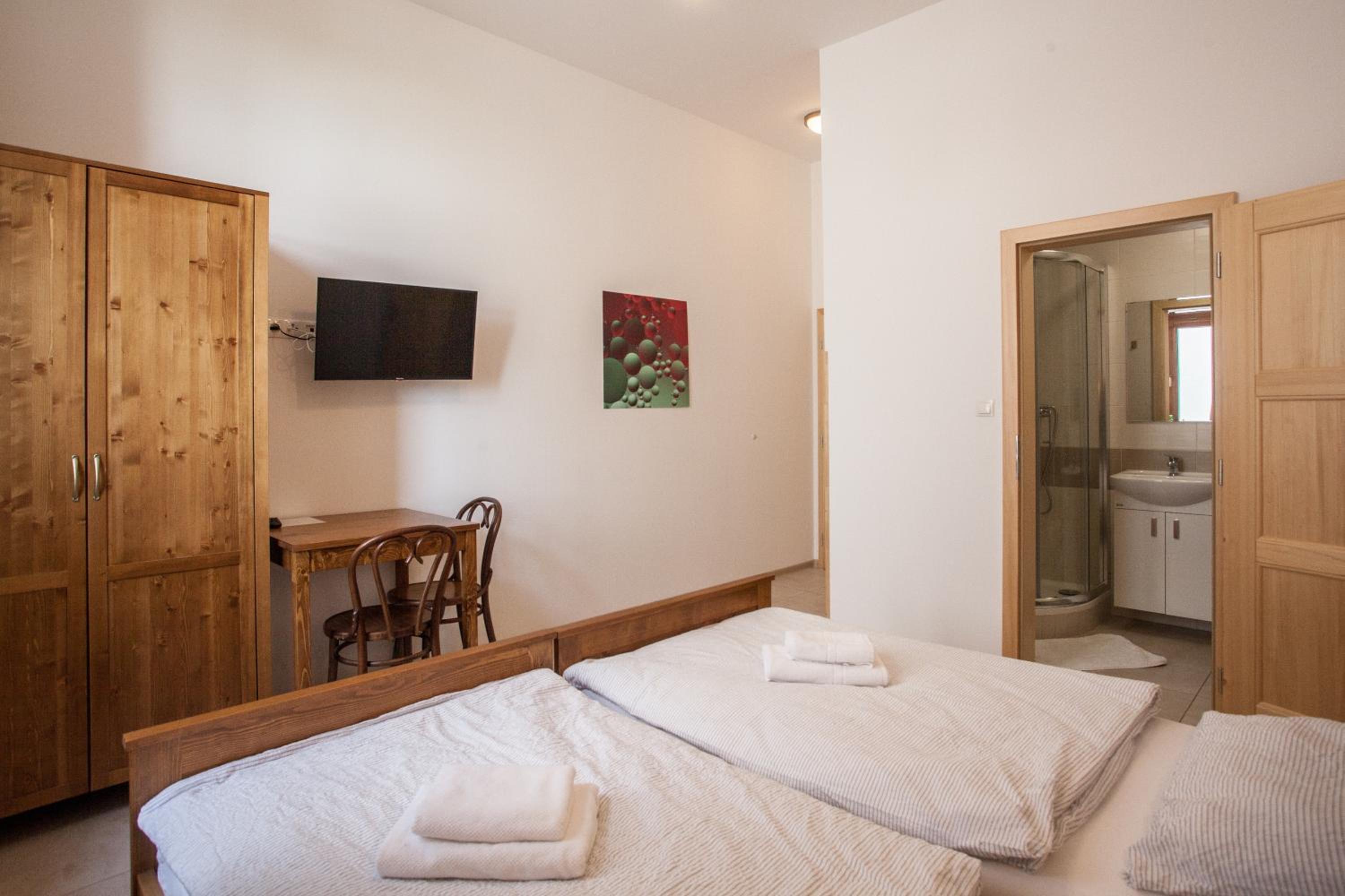 Twin Room with Bathroom - Photo 12