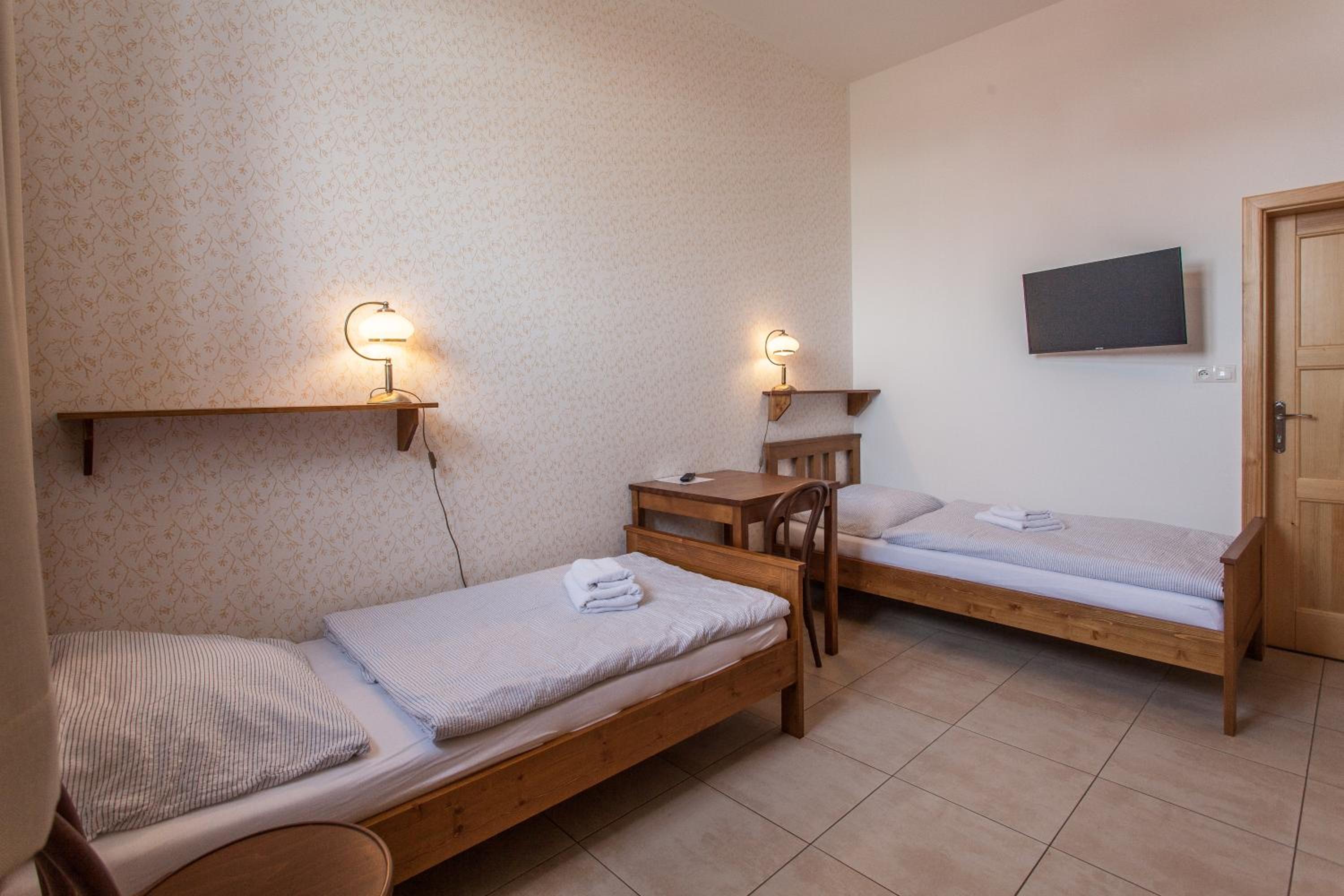 Twin Room with Bathroom - Photo 4