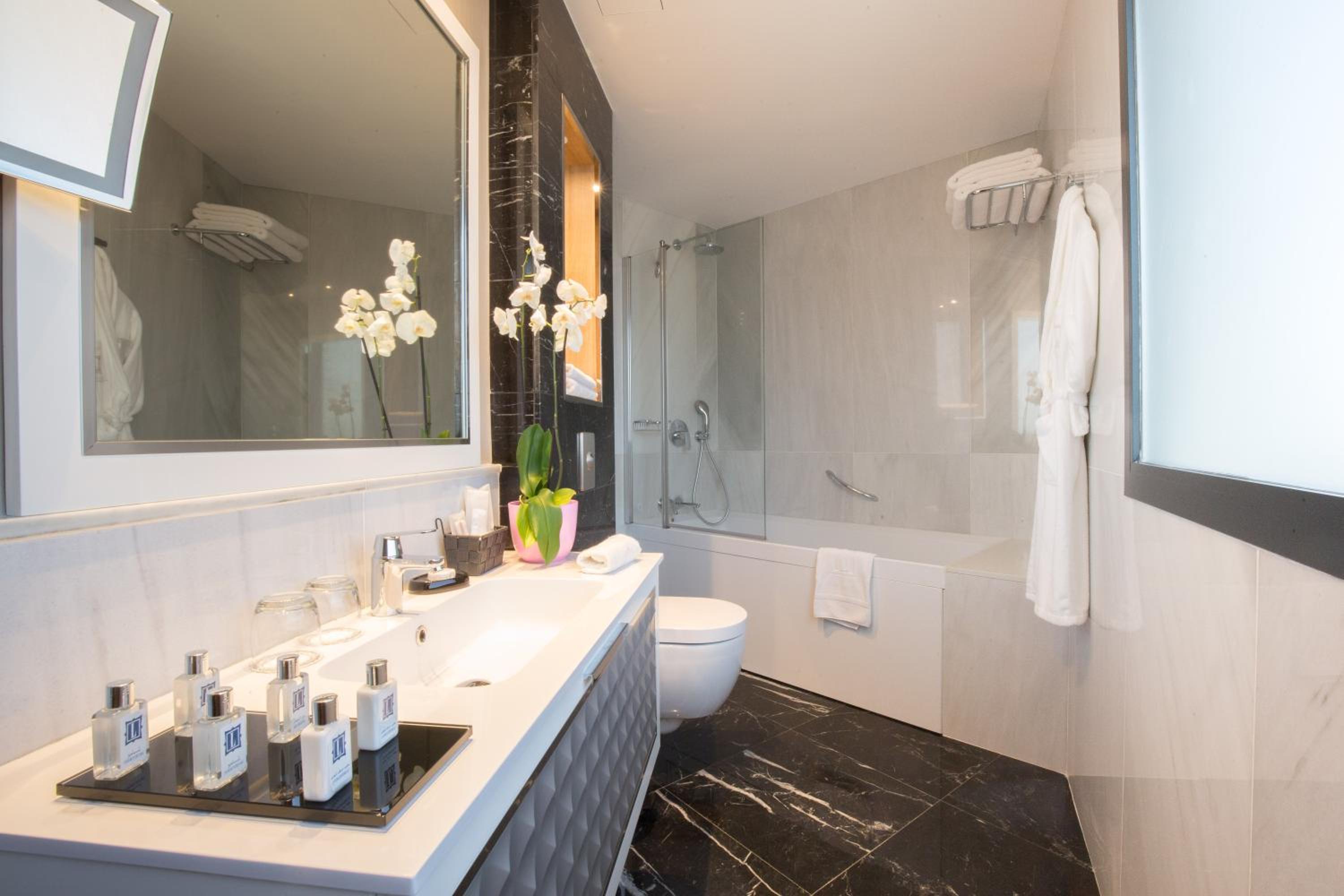 Superior Twin Room with City View photo 1