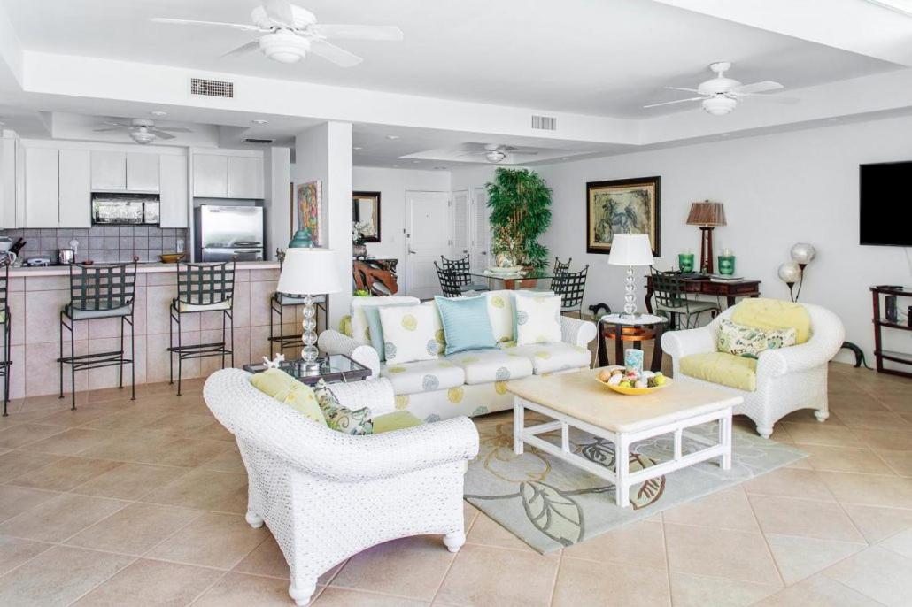 1-Bedroom Oceanfront (2112) photo 2