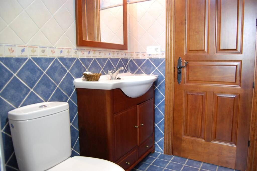 Five-Bedroom House photo 2