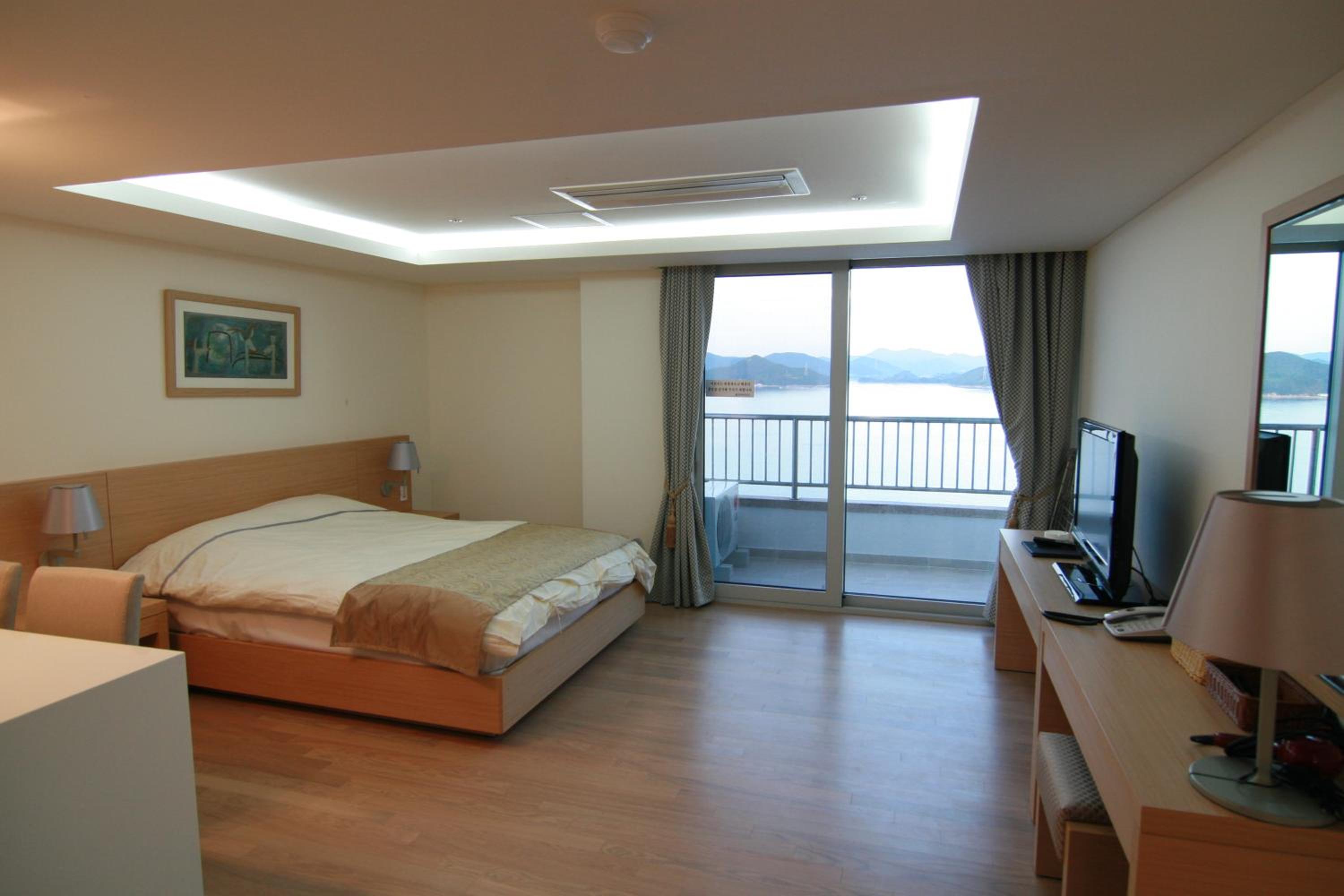 Deluxe Family Room with Breakfast for 2 People