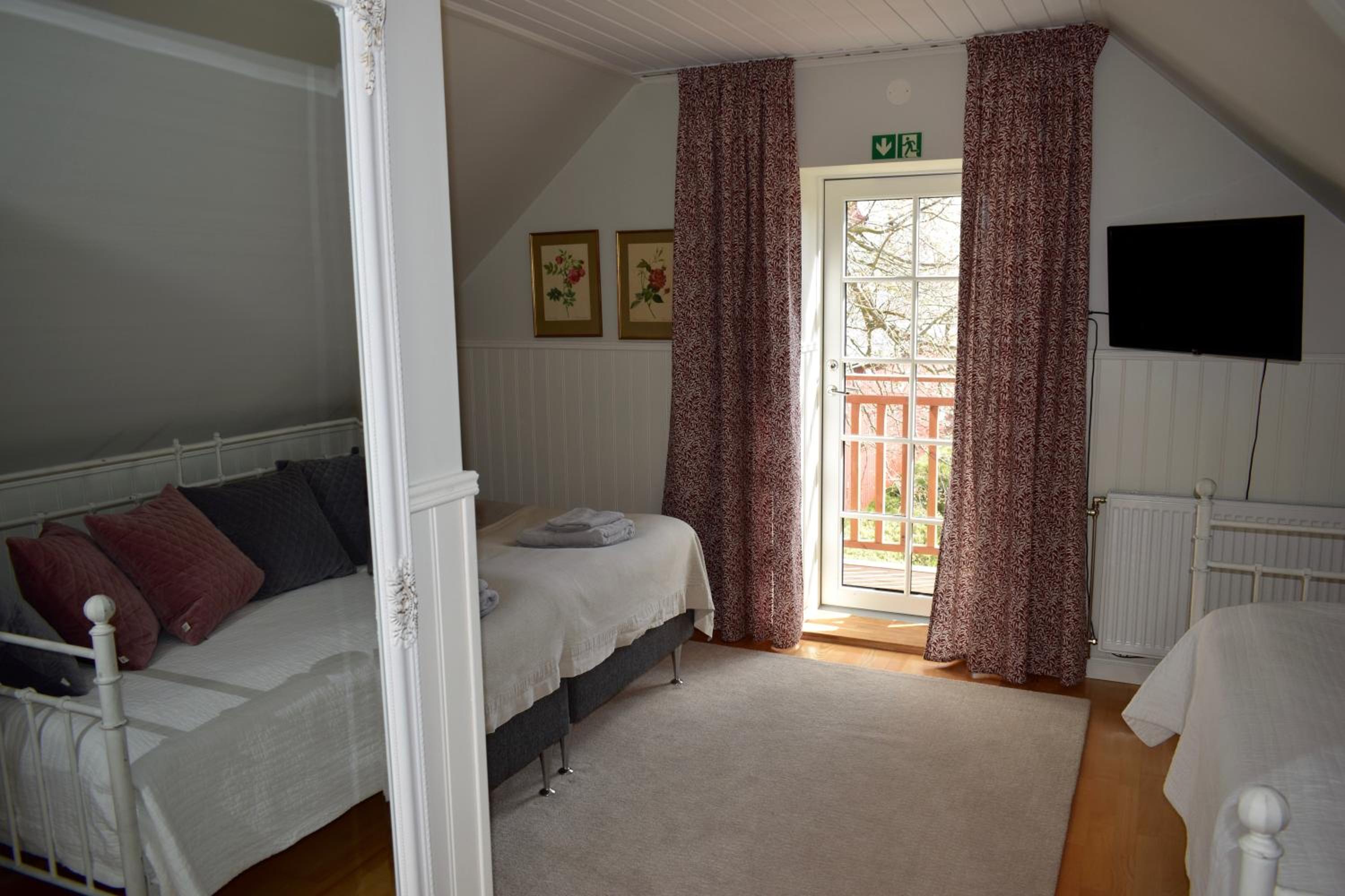Deluxe Double Room with Balcony - Photo 7