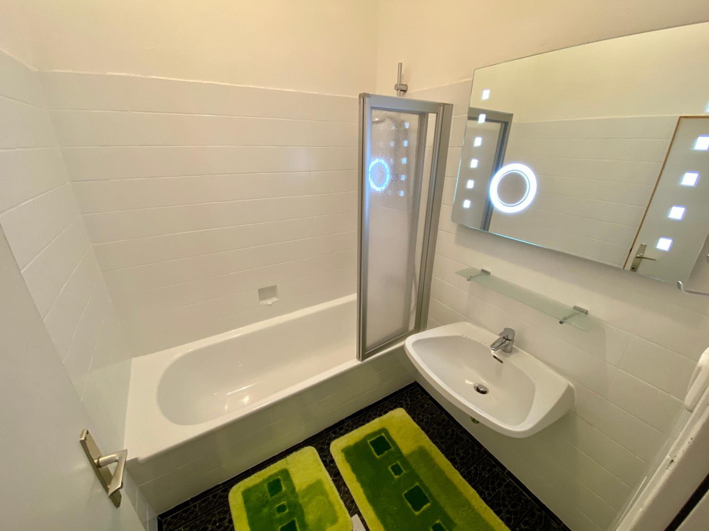 Triple Room with Private Bathroom - Photo 7
