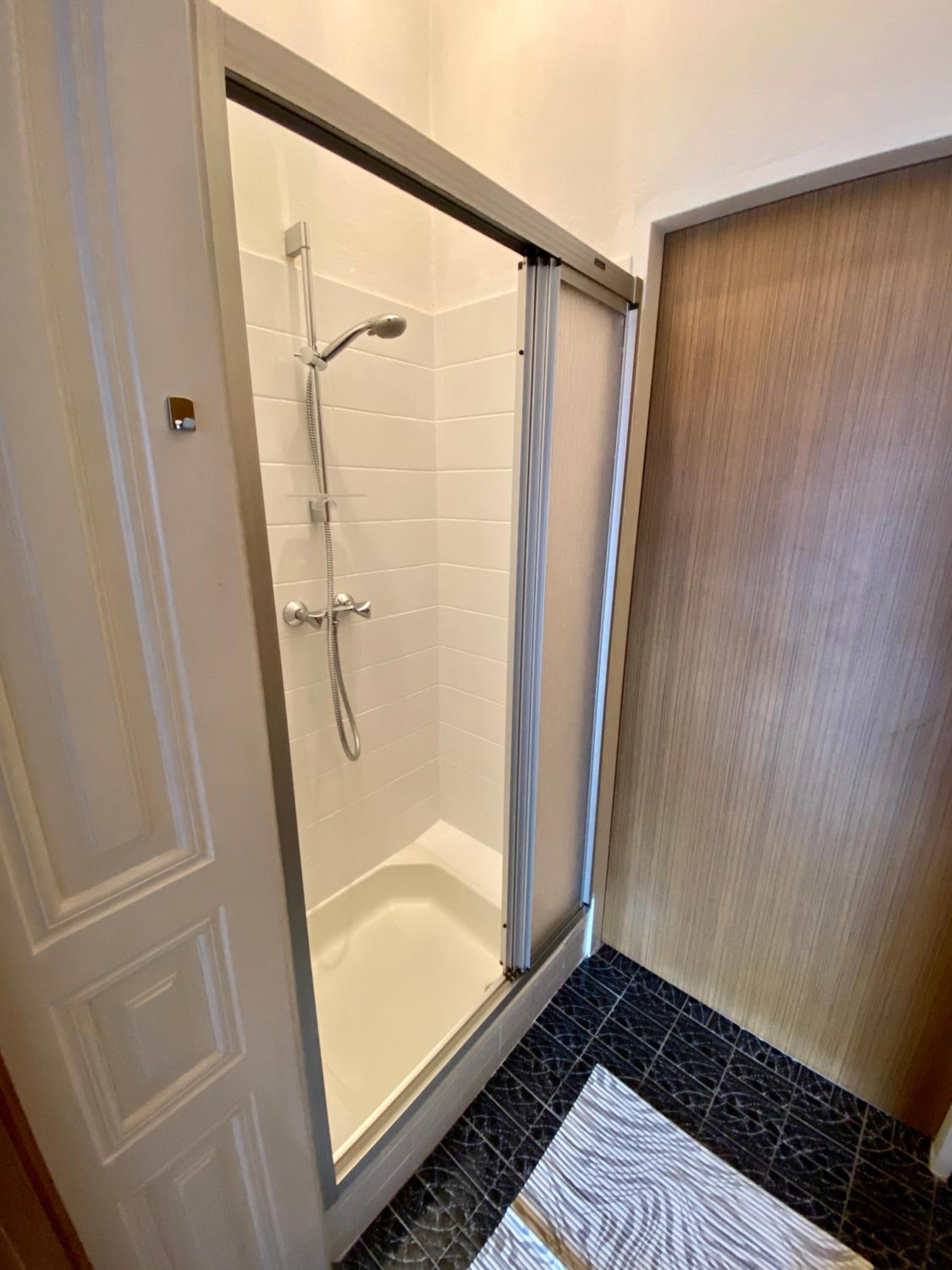 Twin Room with Shower photo 2