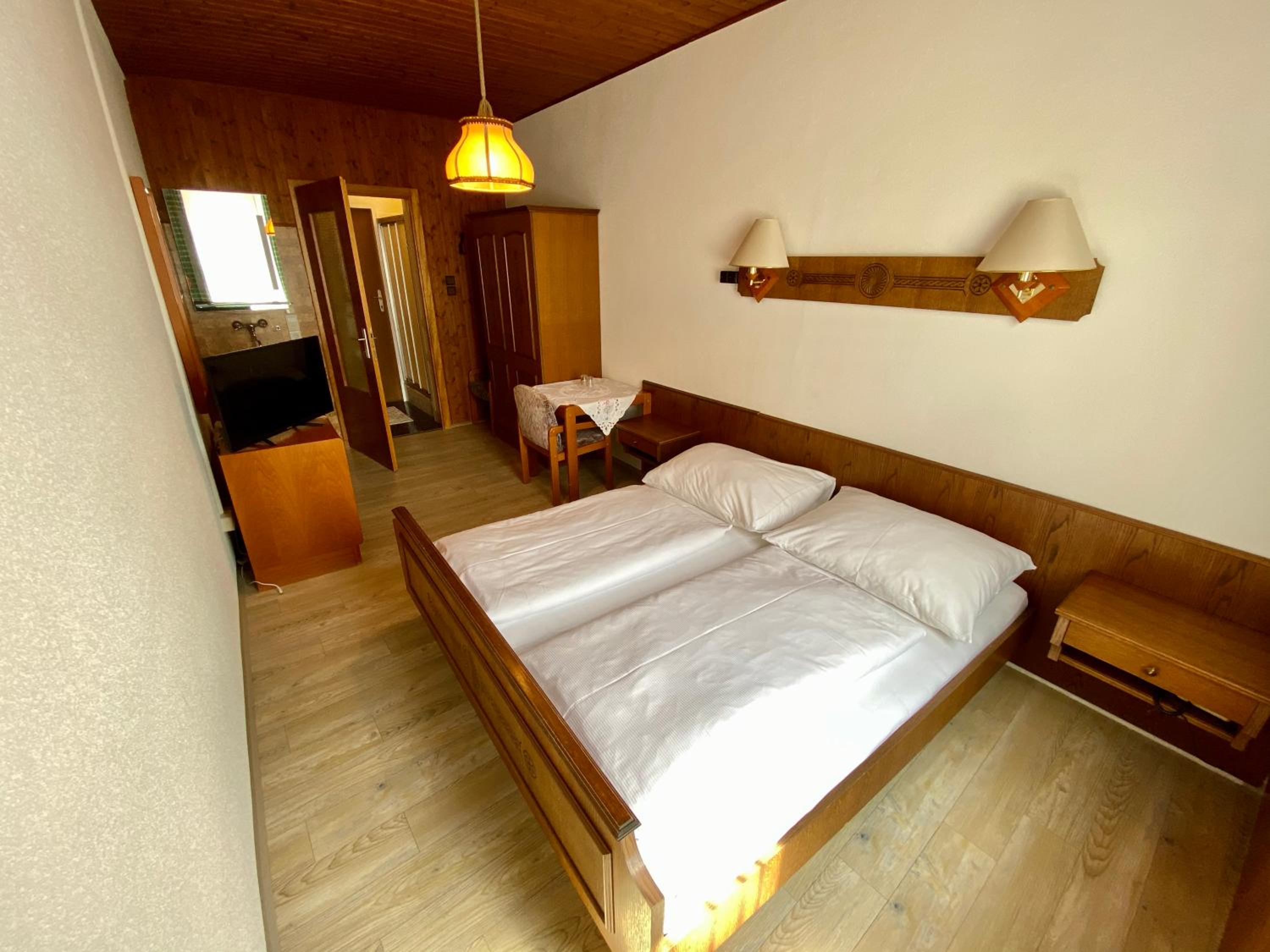 Deluxe Double Room with Shower - Photo 3
