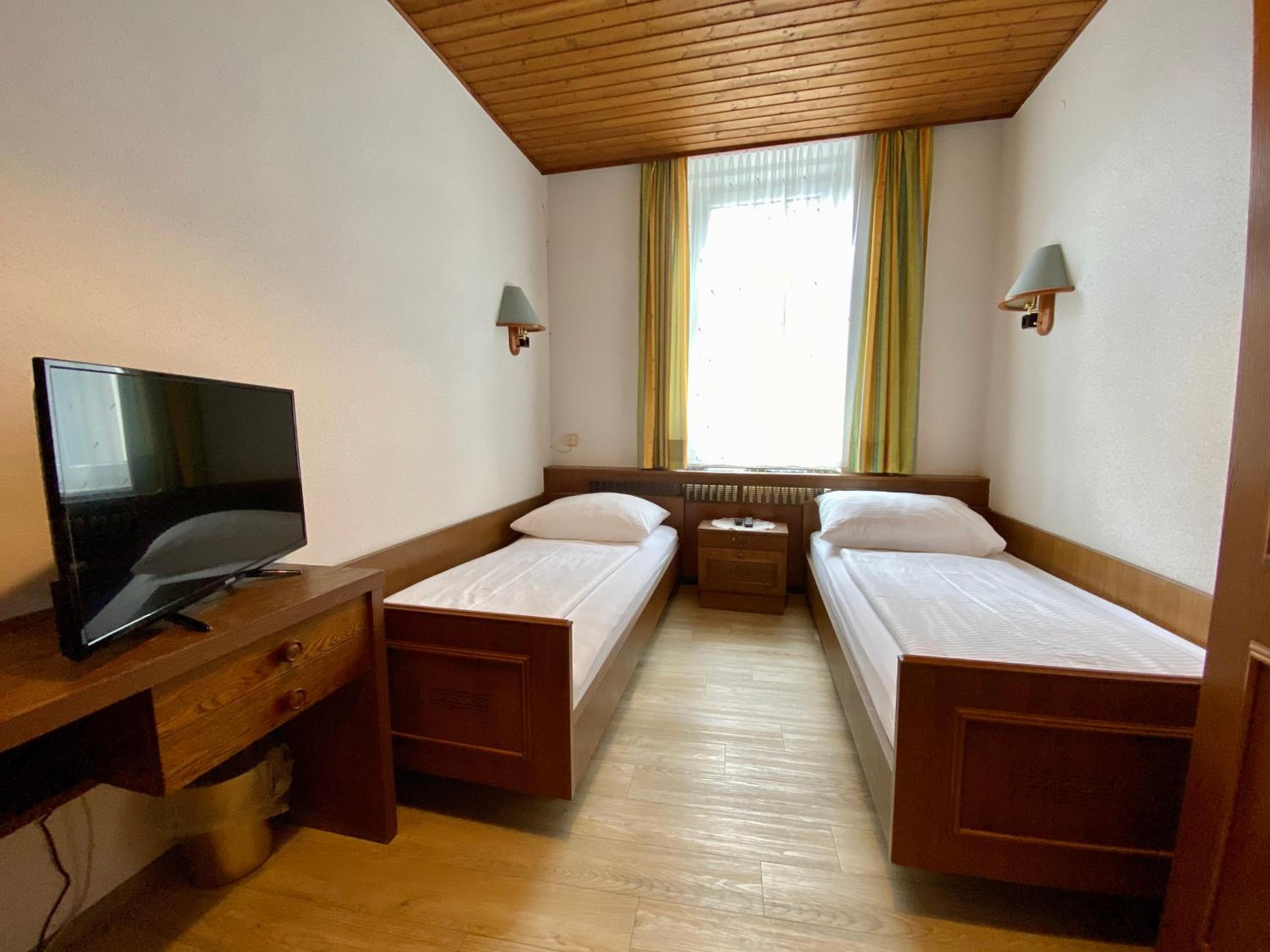 Twin Room with Shower - Photo 1