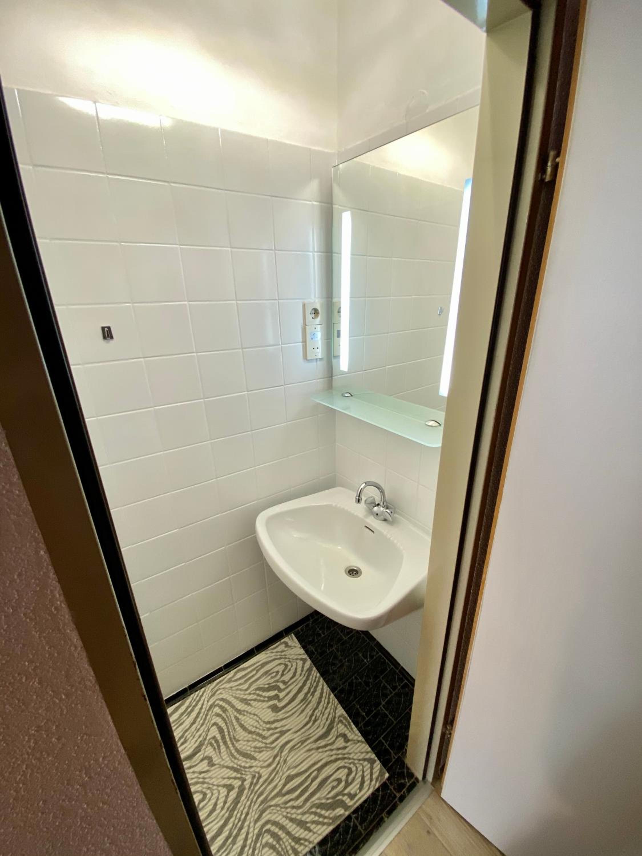 Twin Room with Shower - Photo 3