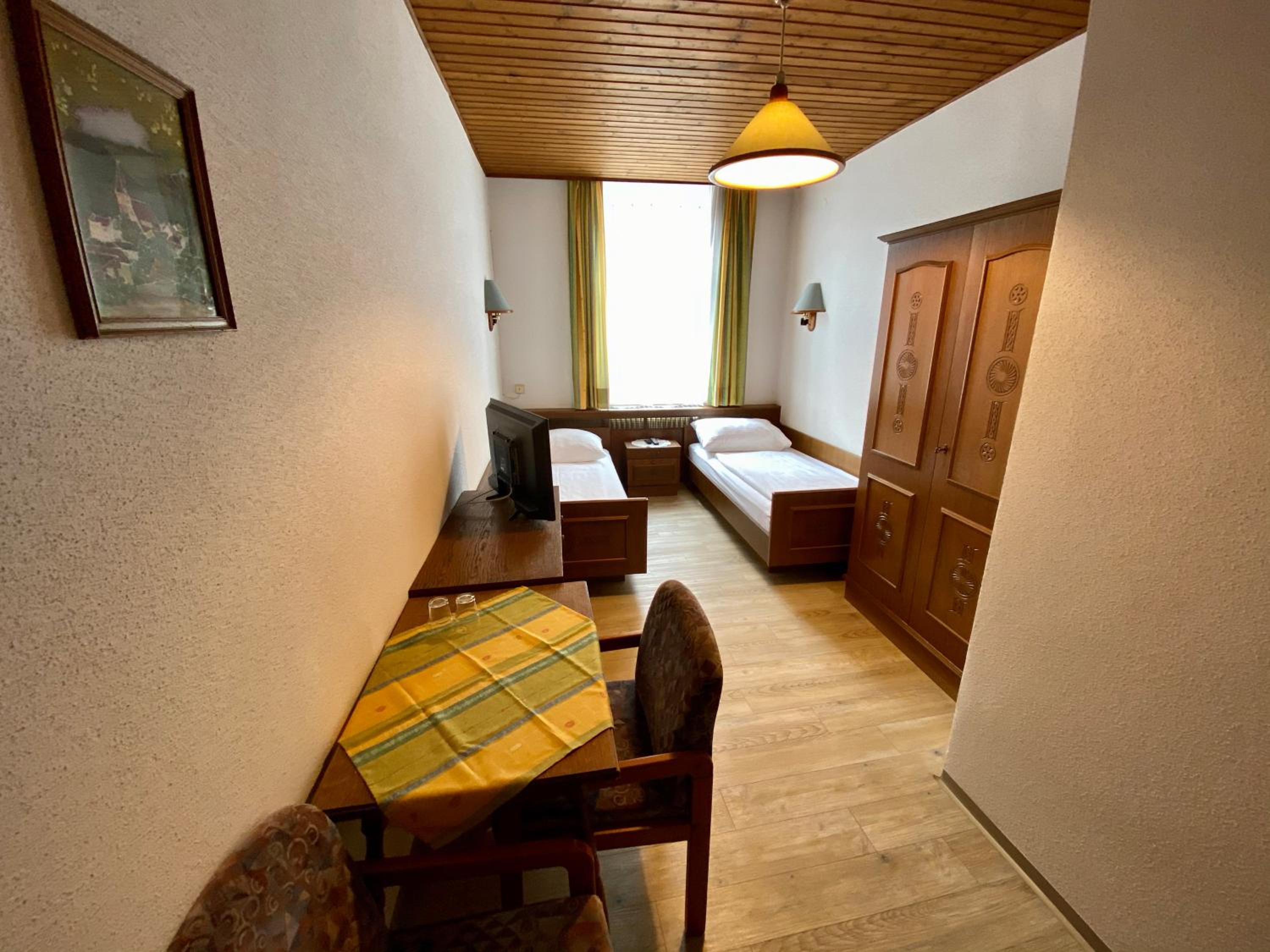 Twin Room with Shower - Photo 2