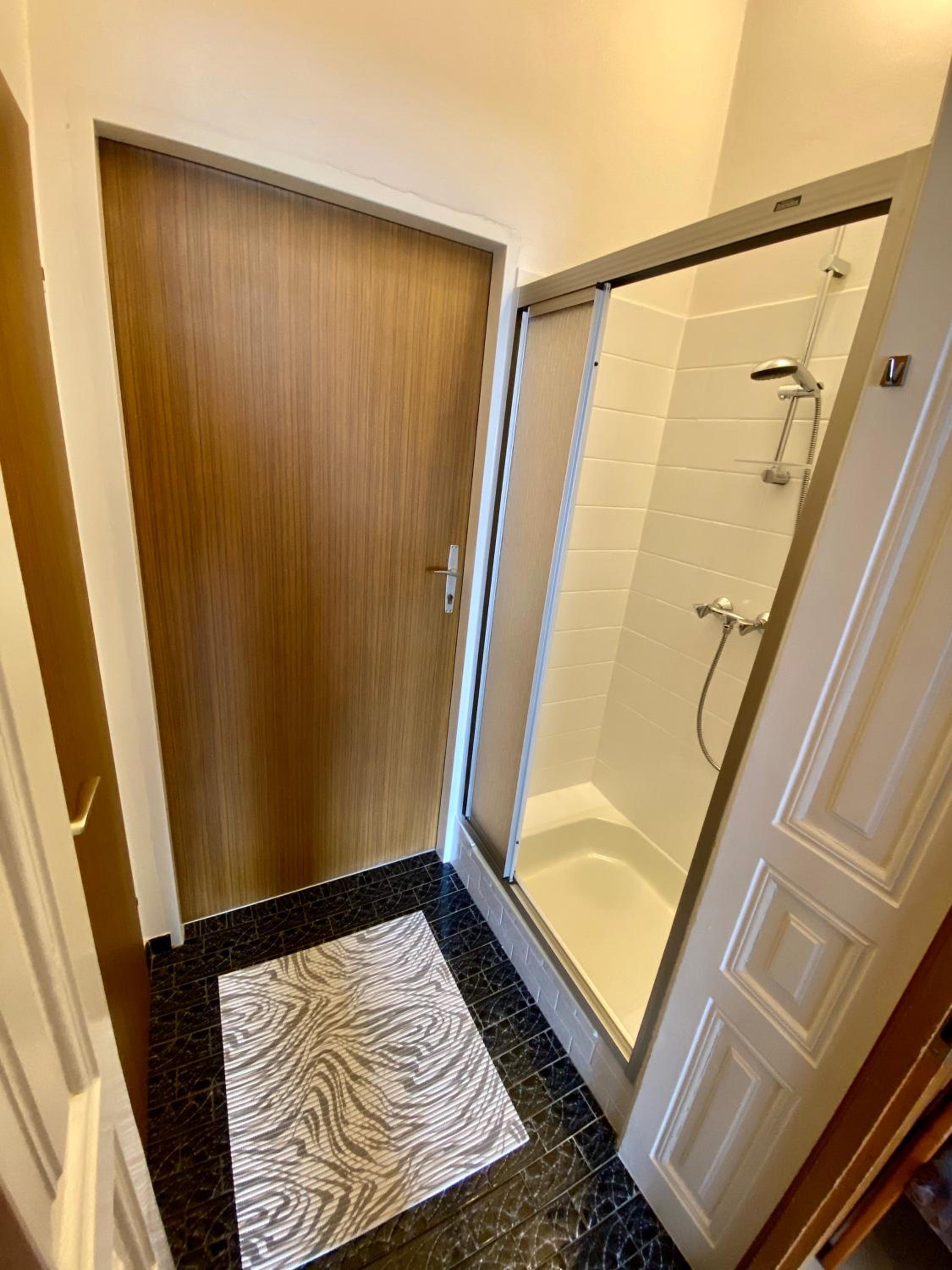 Deluxe Double Room with Shower - Photo 4