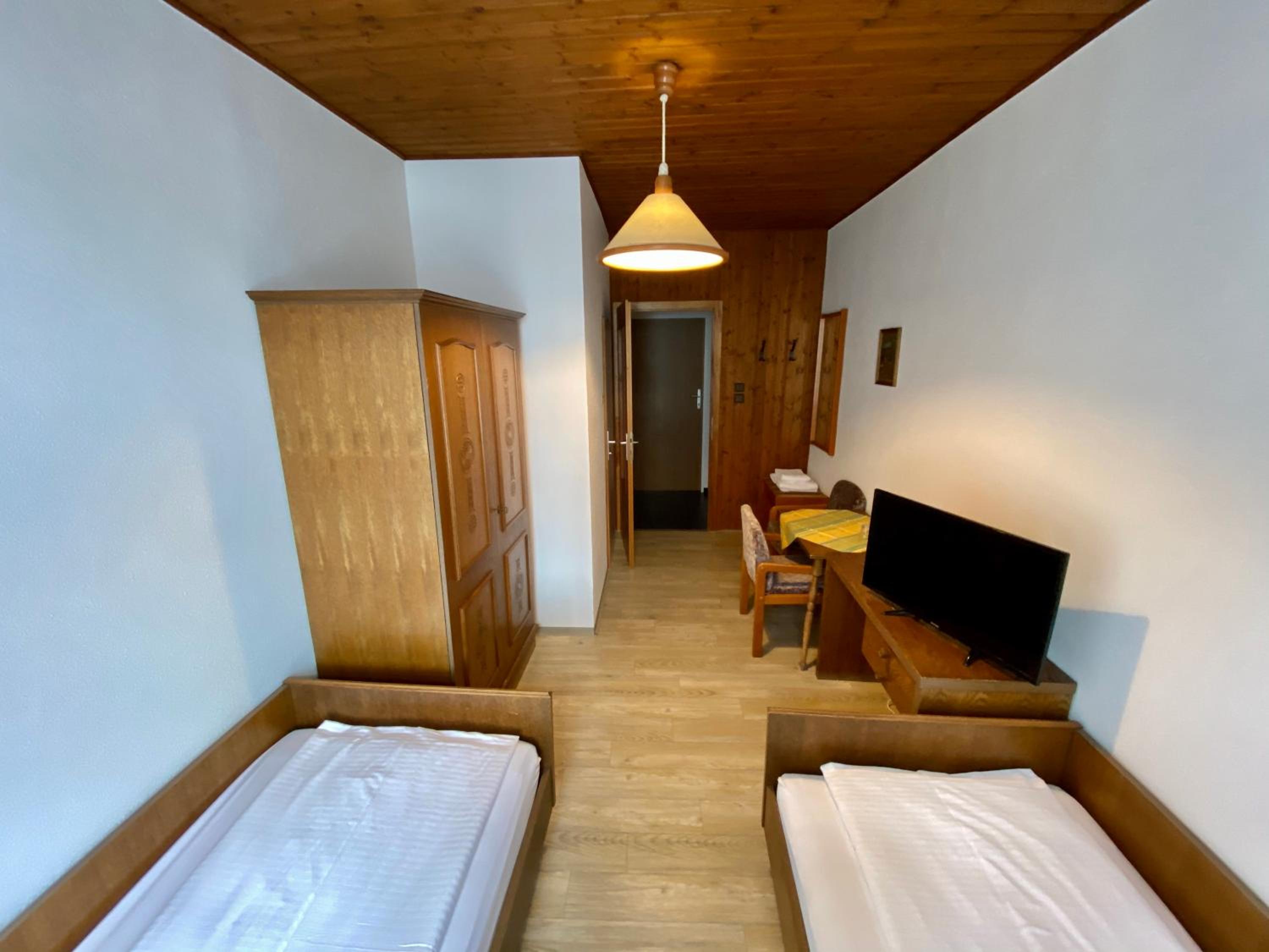 Twin Room with Shower - Photo 6