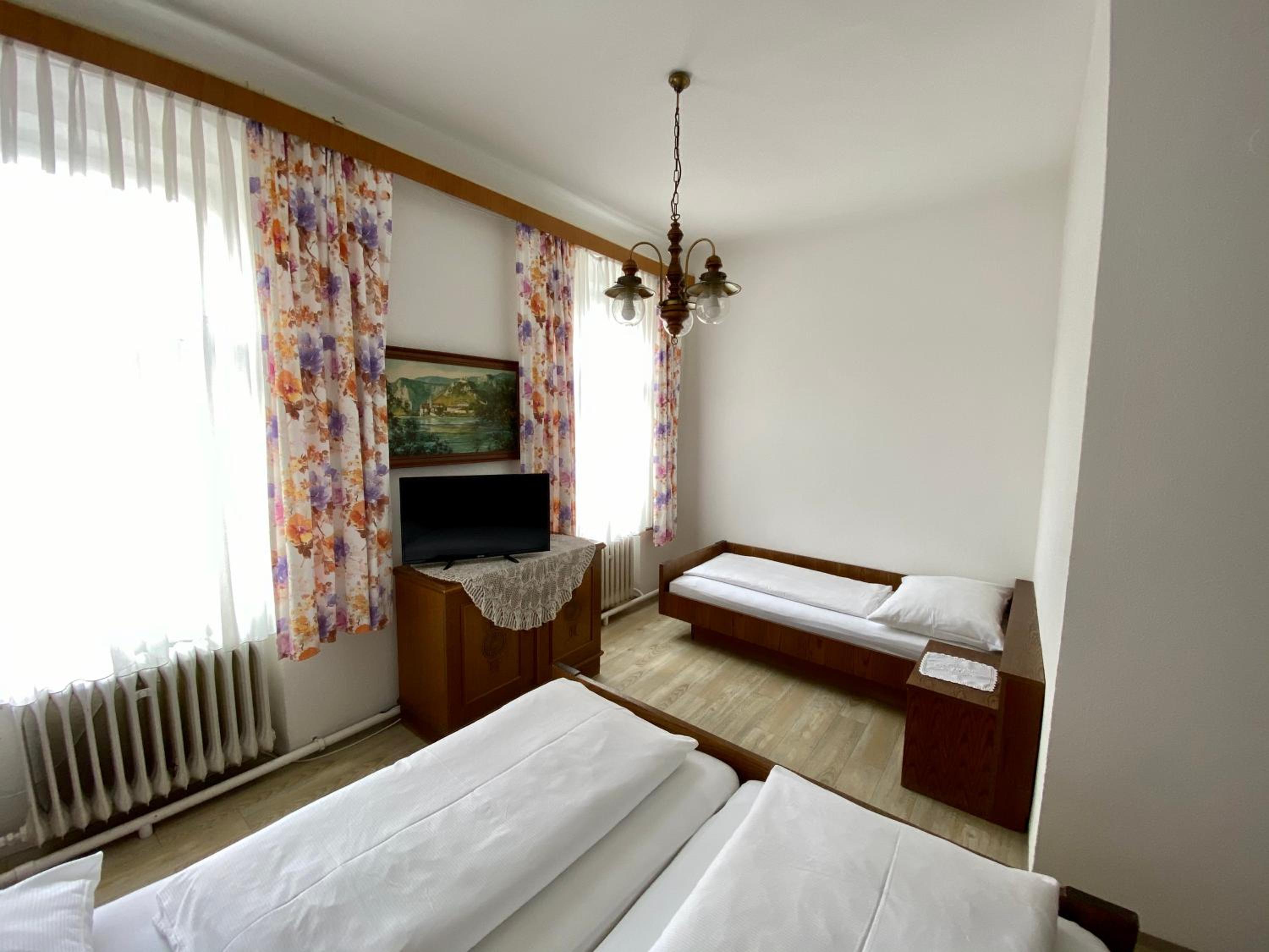Triple Room with Private Bathroom - Photo 2