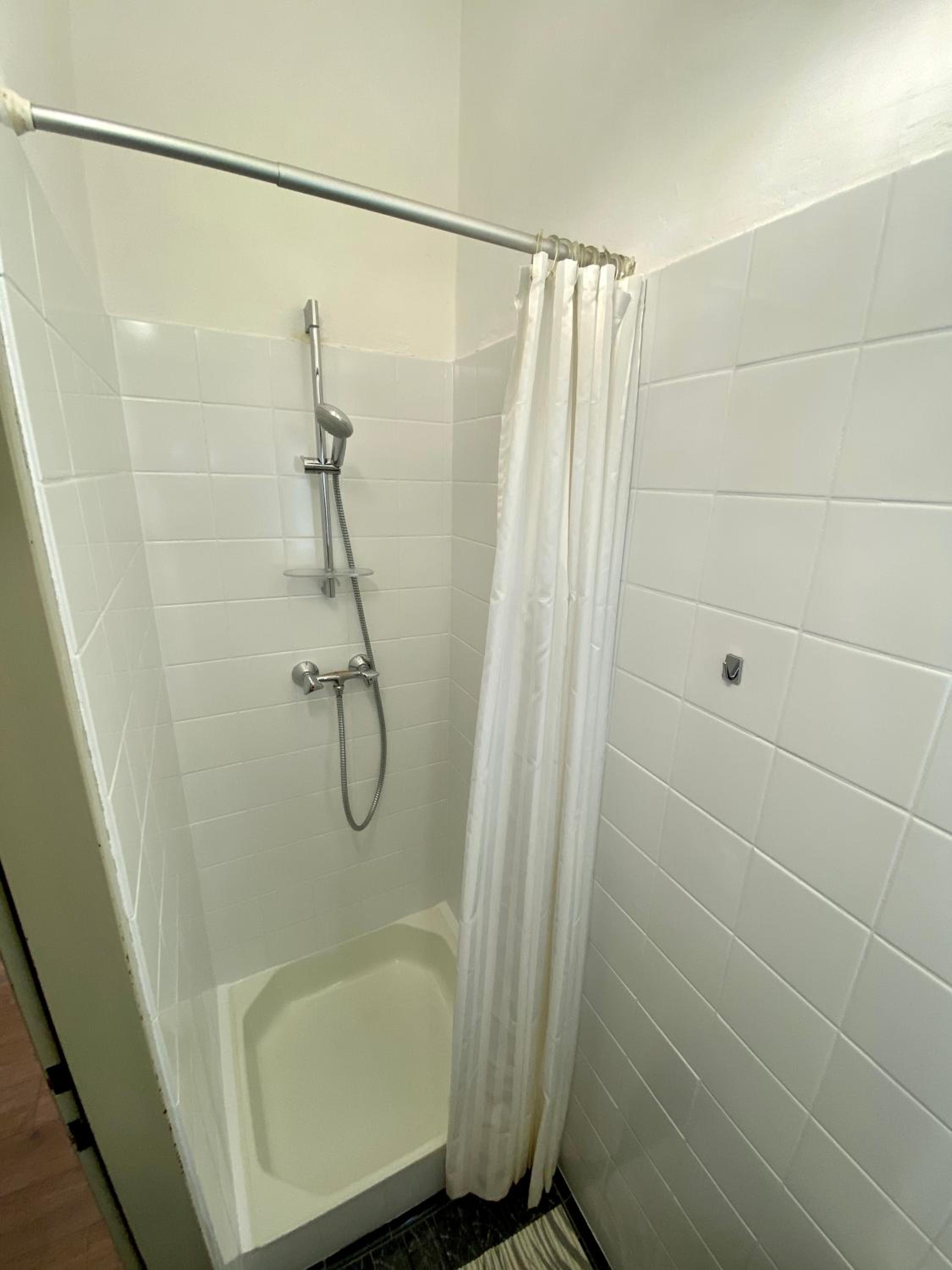 Twin Room with Shower - Photo 4
