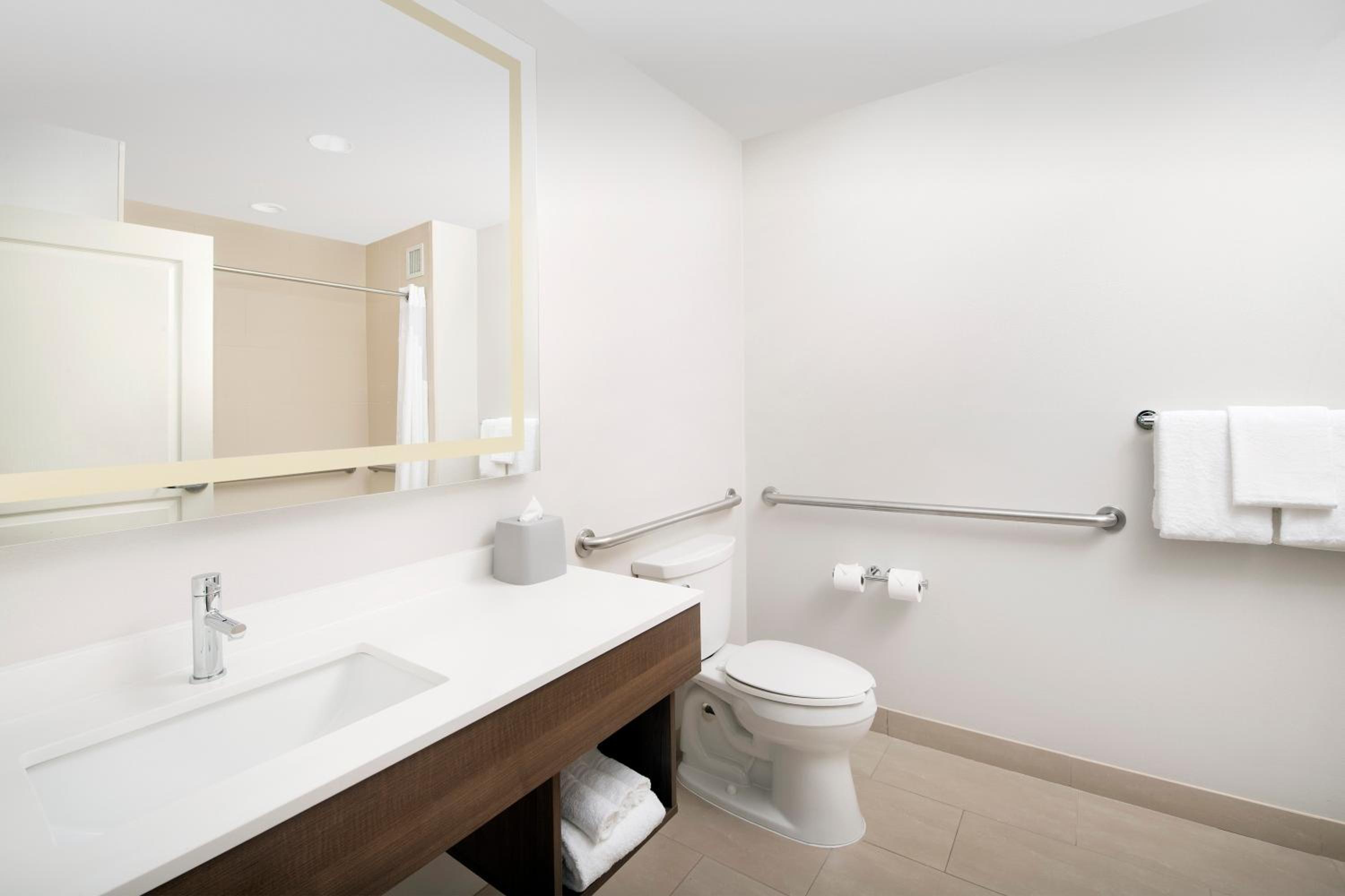 King Room - Mobility Access/Hearing Accessible - Photo 4
