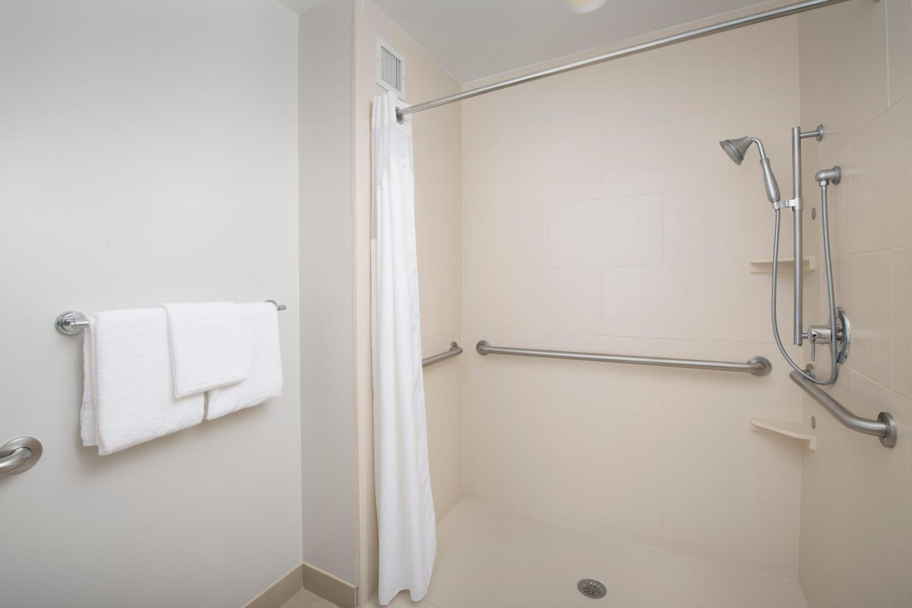 King Room - Hearing Accessible - Roll-in Shower - Photo 4