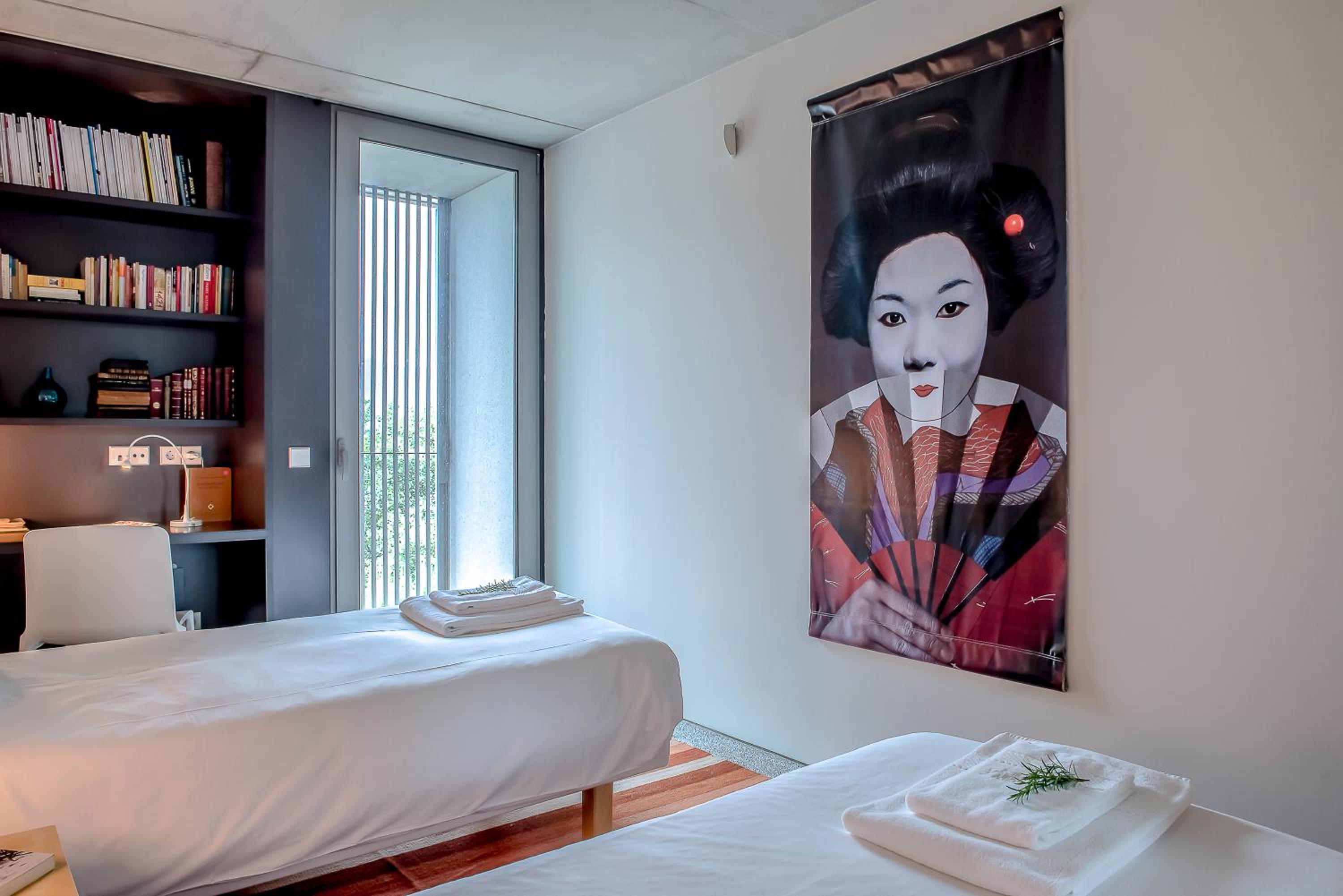 Twin Room with Private Bathroom - Photo 2