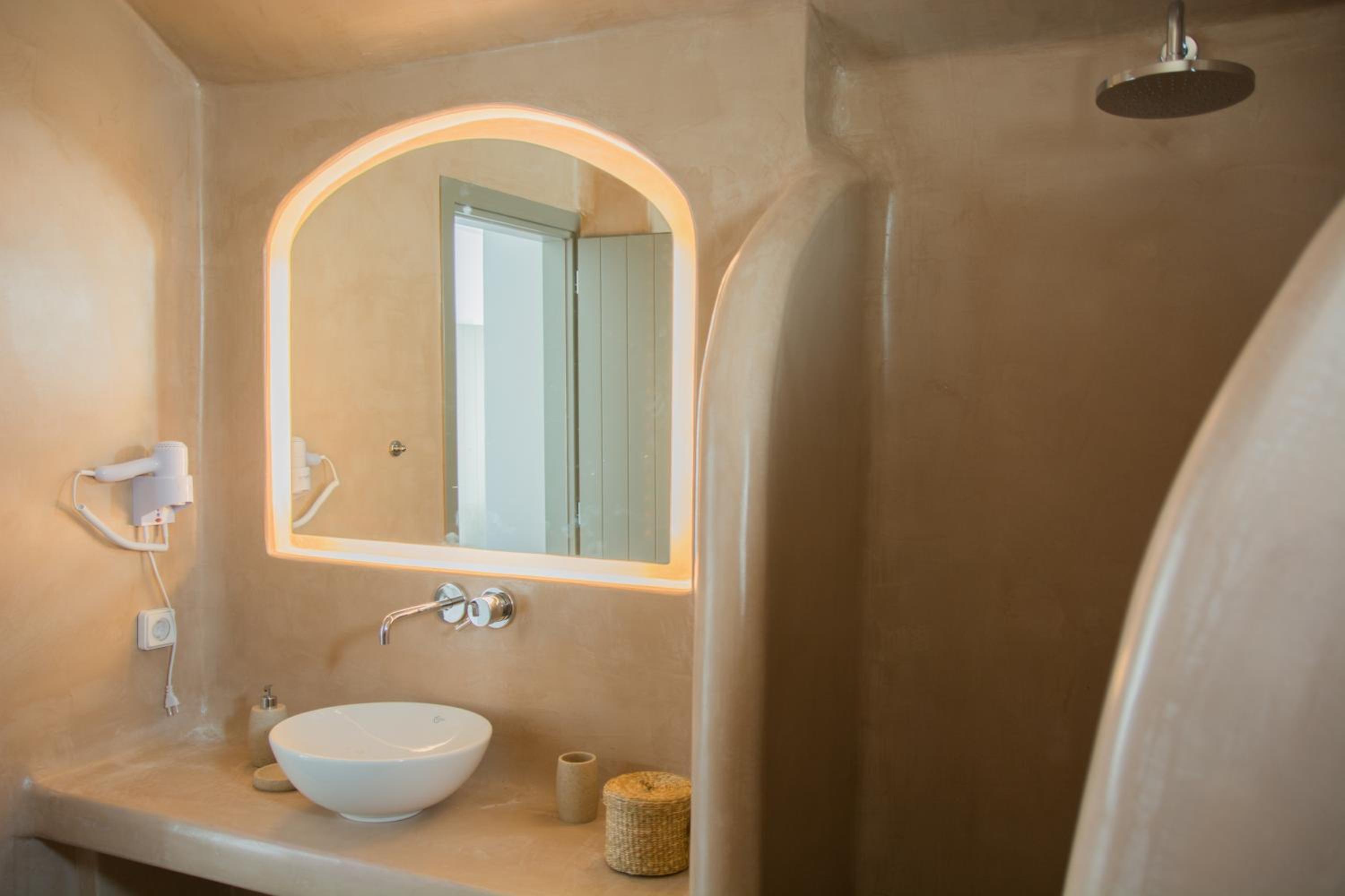 Suite with Private Pool - Photo 12