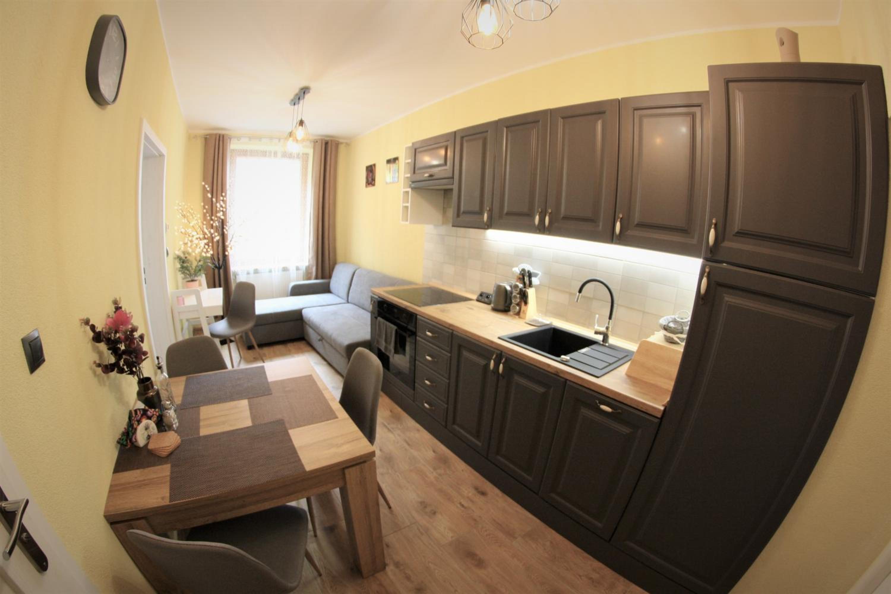 One-Bedroom Apartment - Photo 2