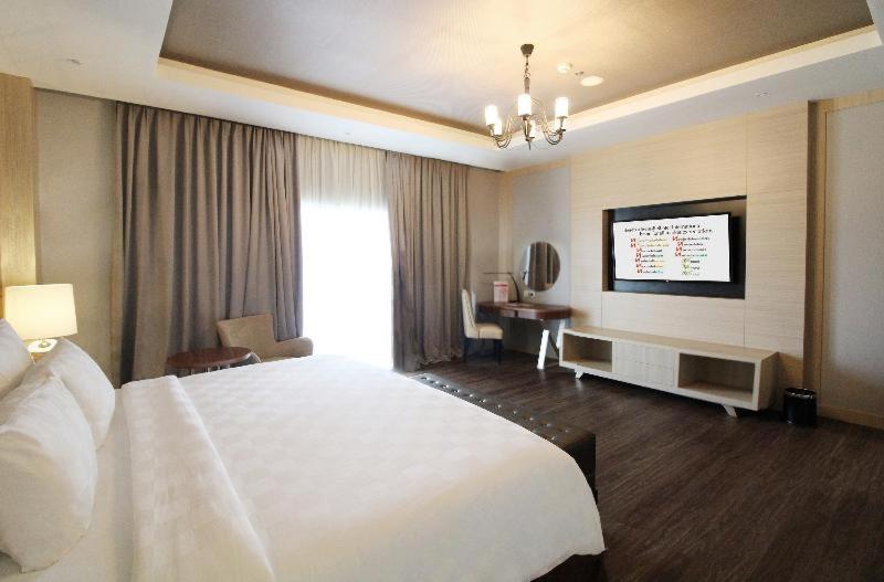 Deluxe Queen Room - Photo 2