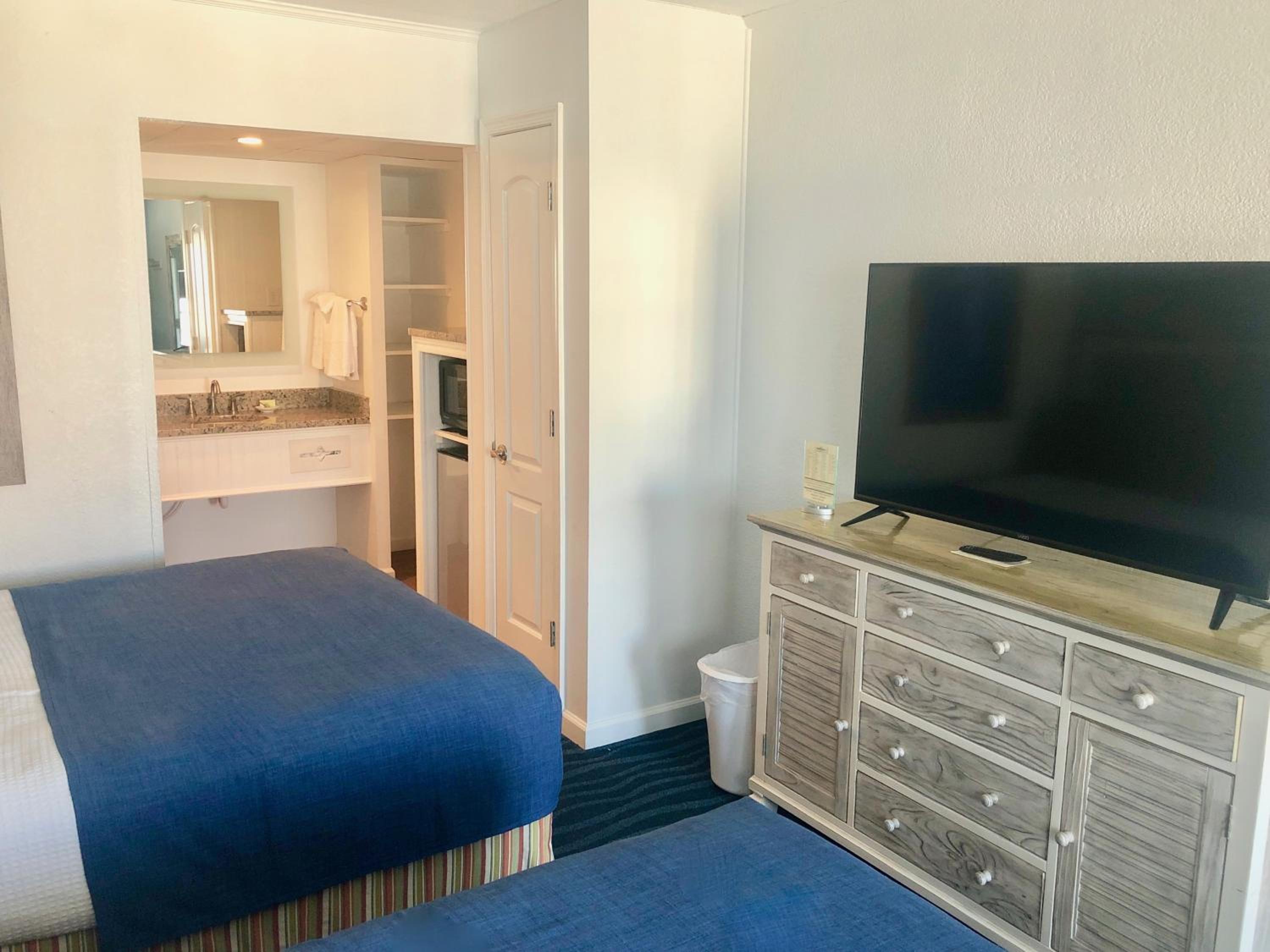 Queen Room with Pool View - Third Floor  photo 3