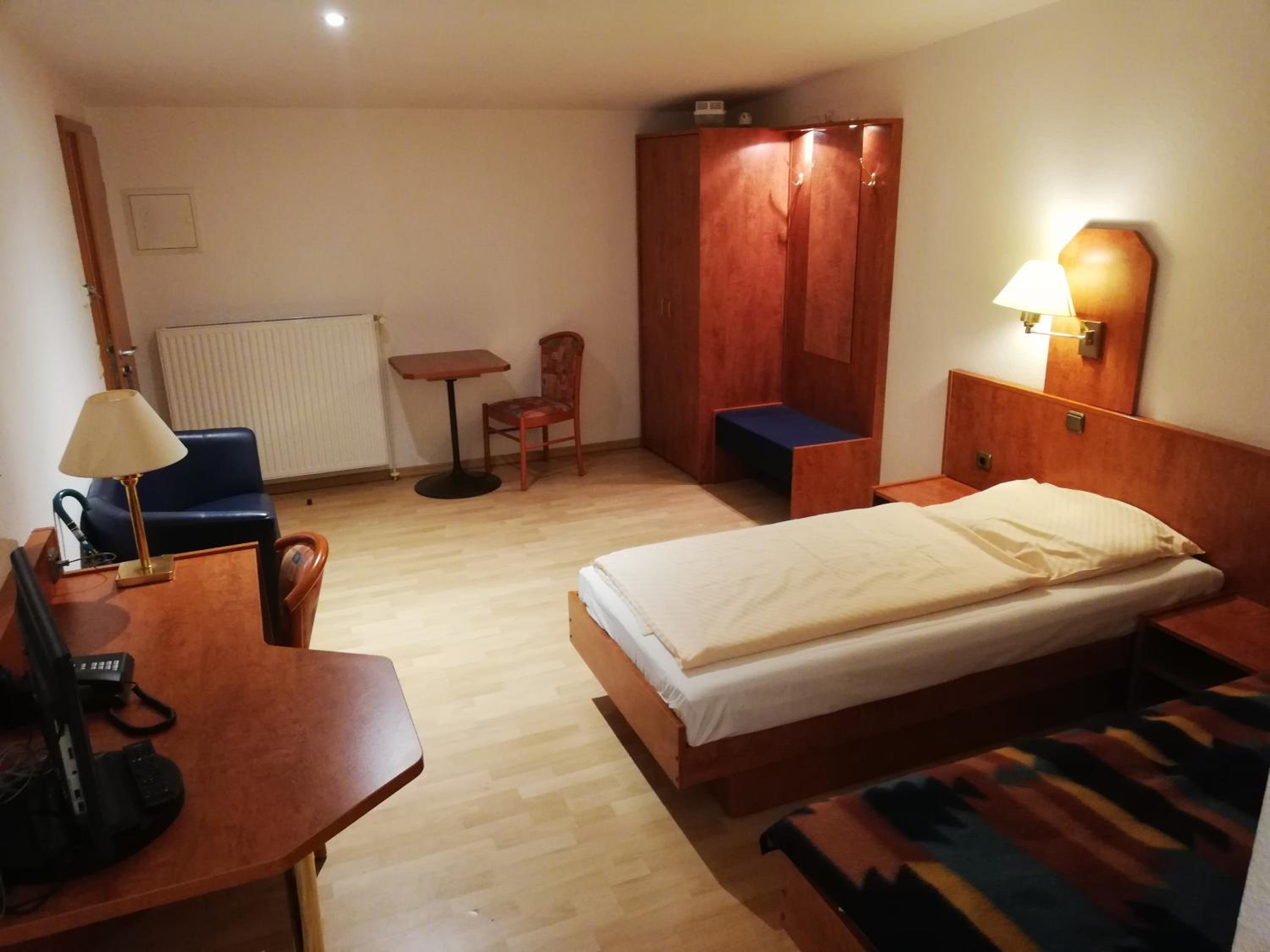Large Twin Room - Photo 2