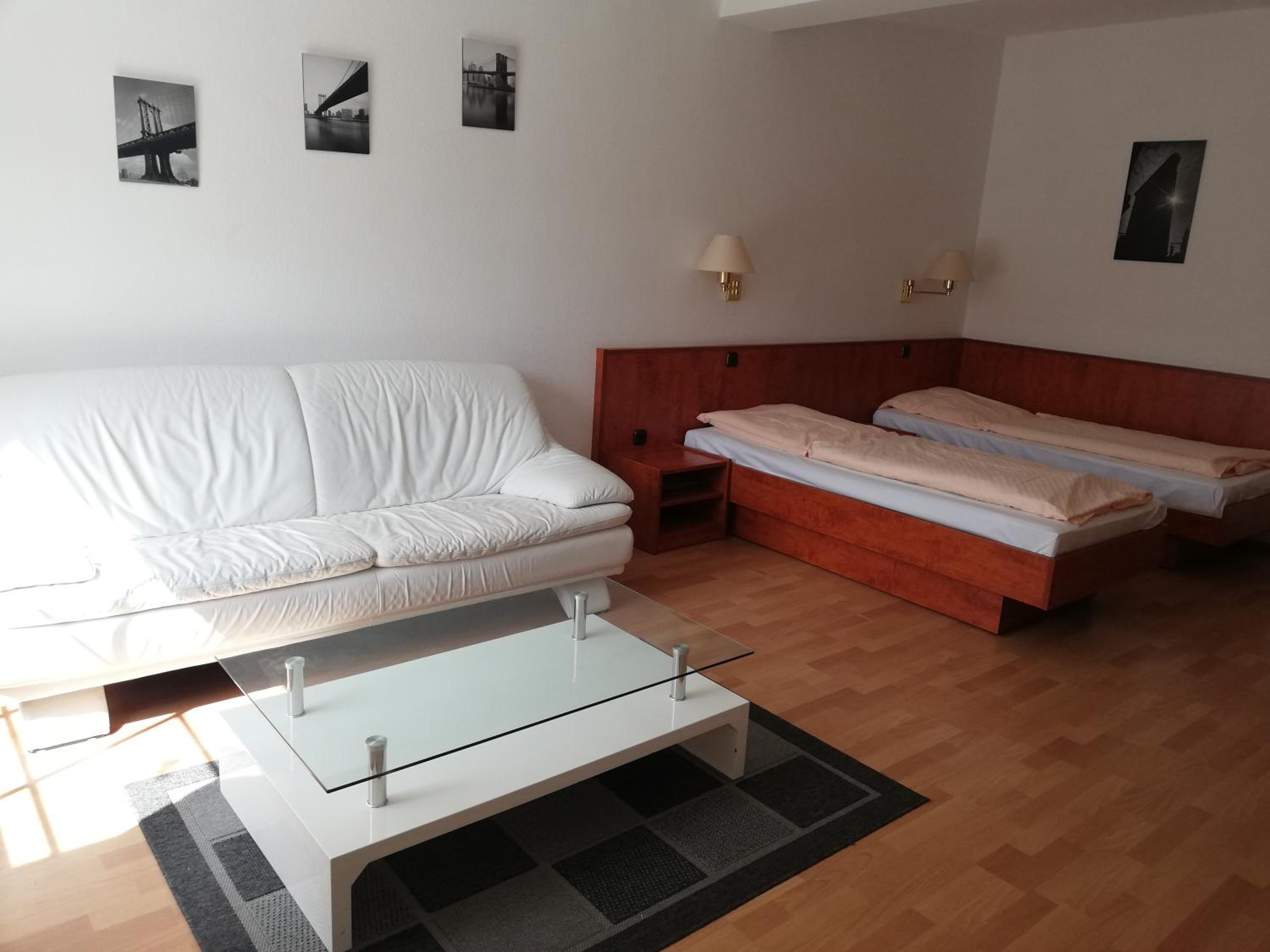 Large Twin Room - Photo 9