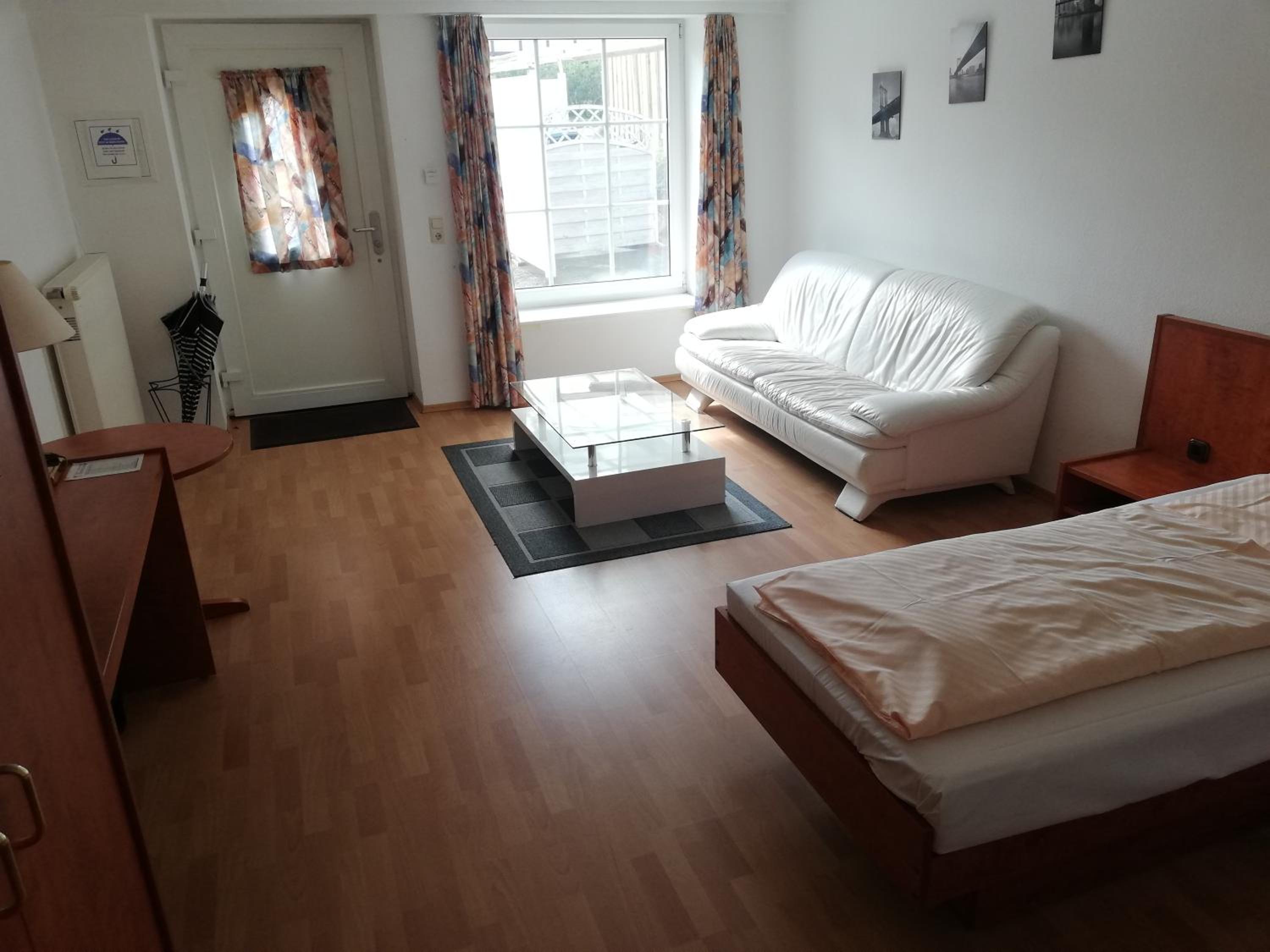 Large Twin Room - Photo 8