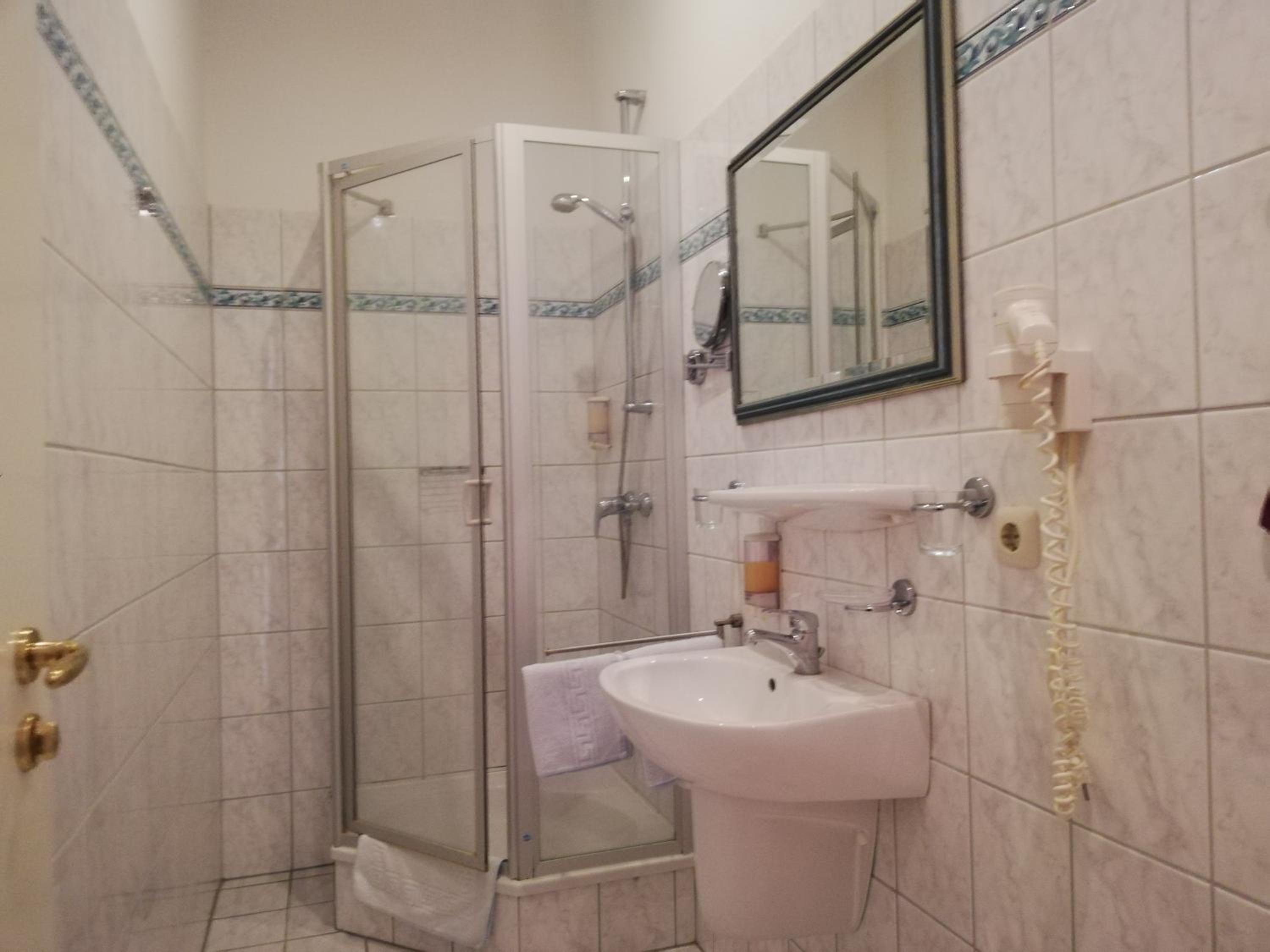 Large Double Room - Photo 8