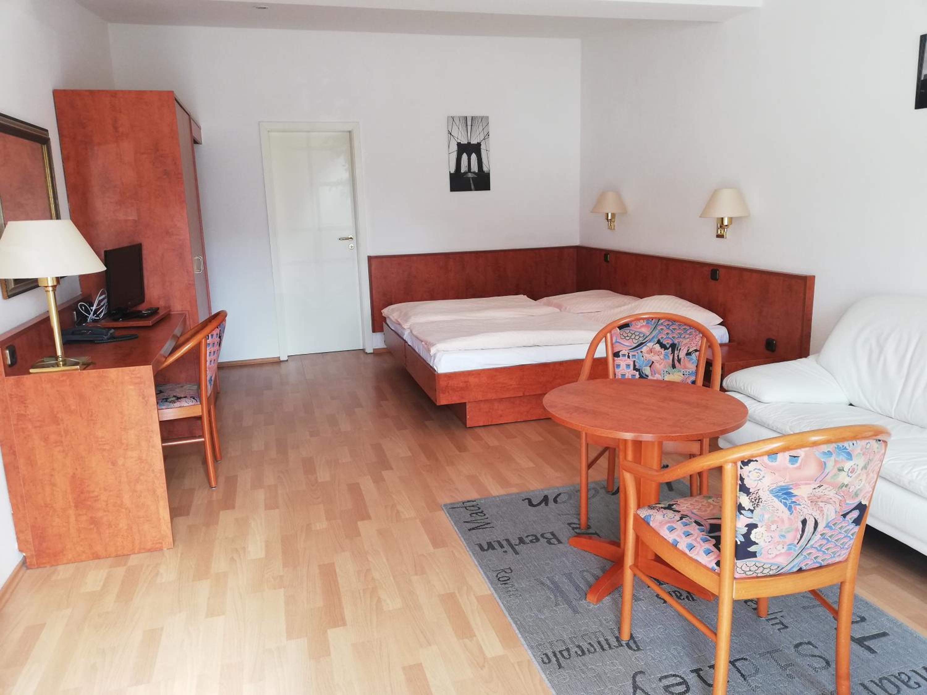Large Double Room - Photo 7