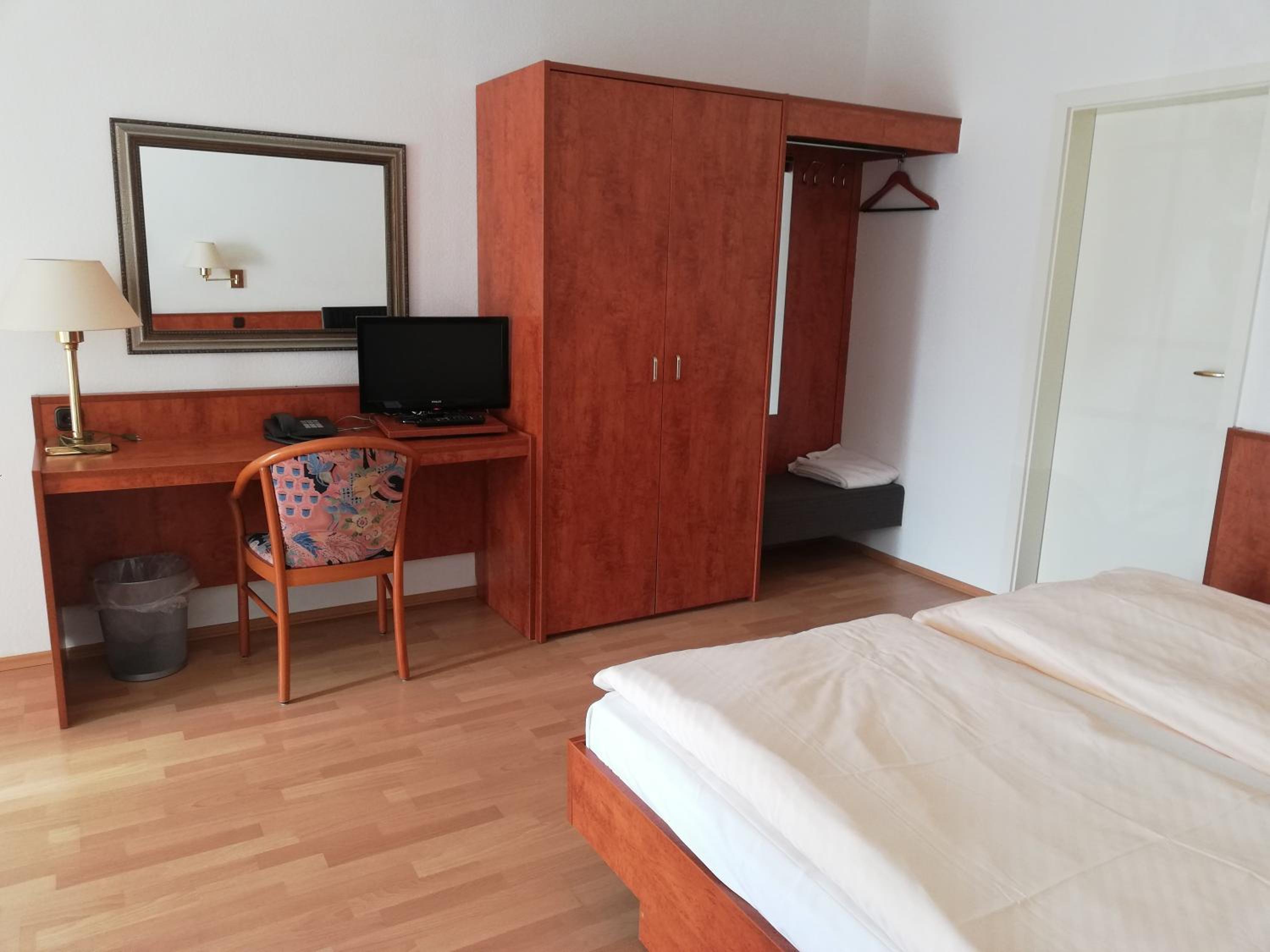 Large Double Room - Photo 6