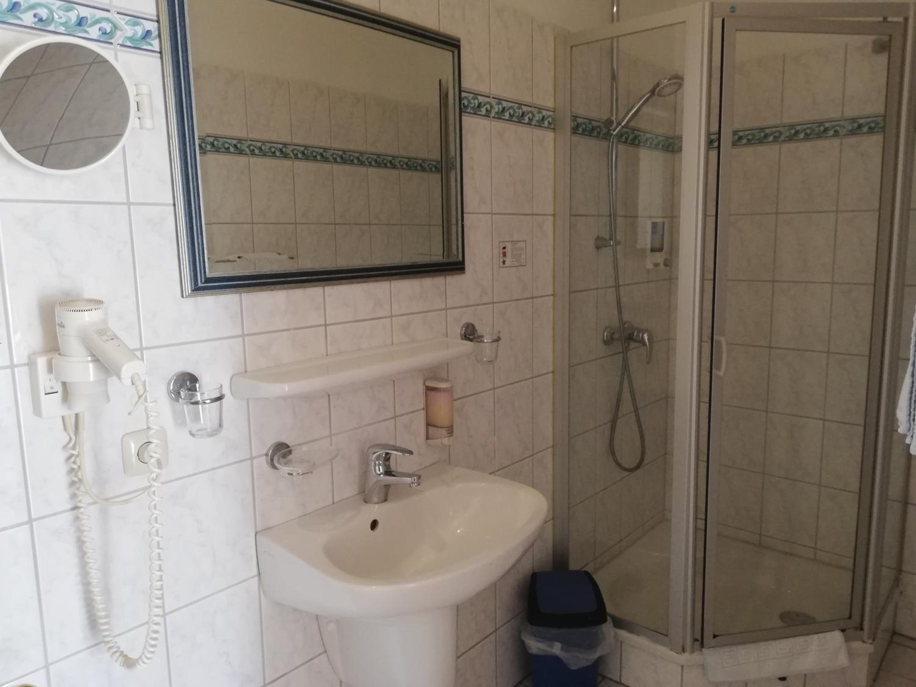 Large Twin Room - Photo 10