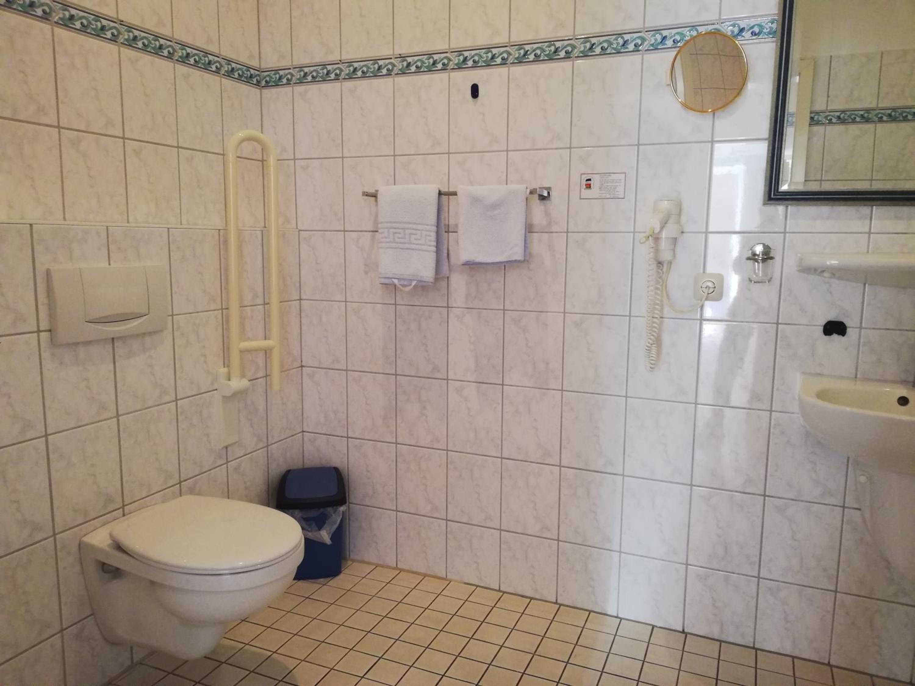 Large Twin Room - Photo 4