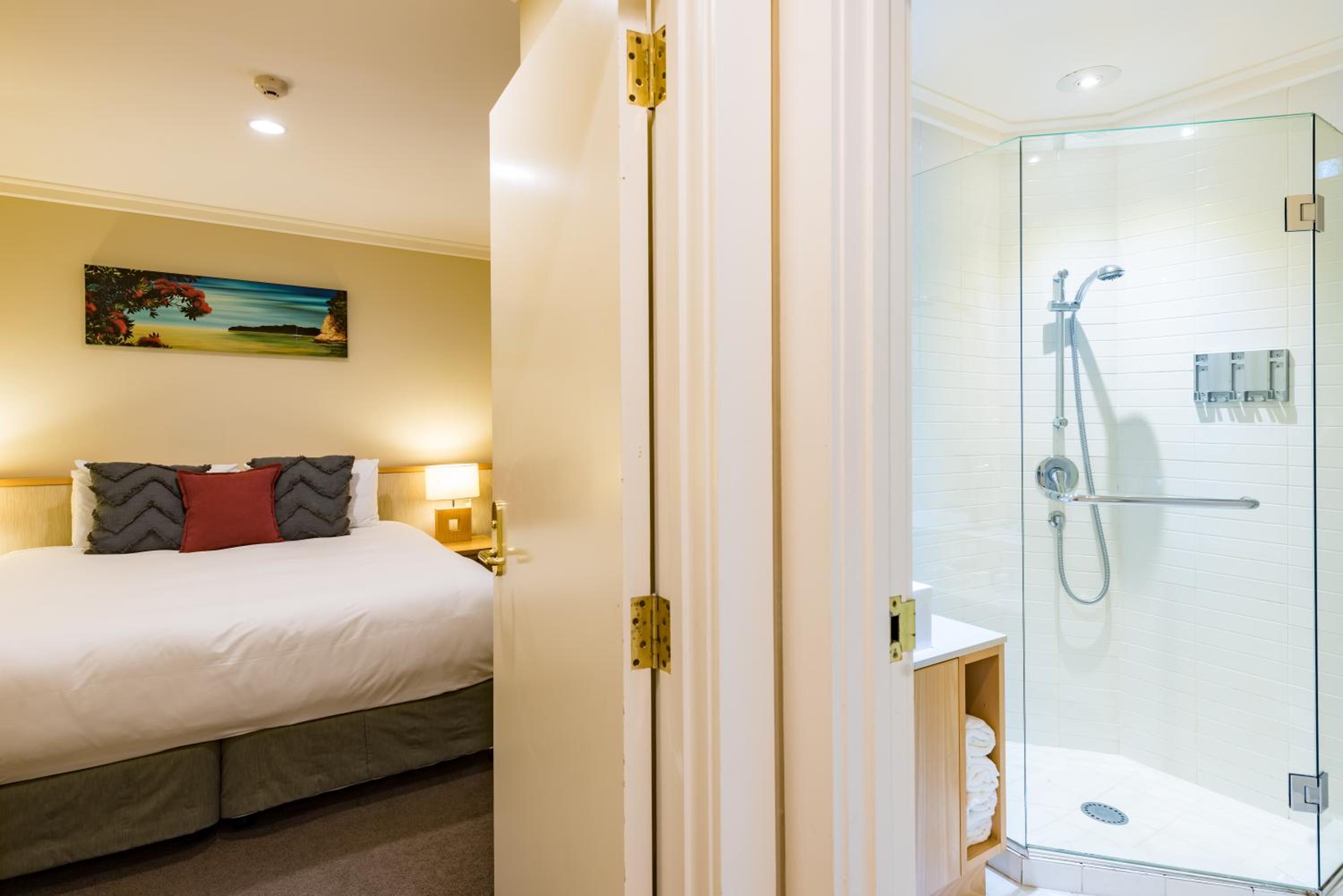 Executive Two-Bedroom Apartment - Photo 11