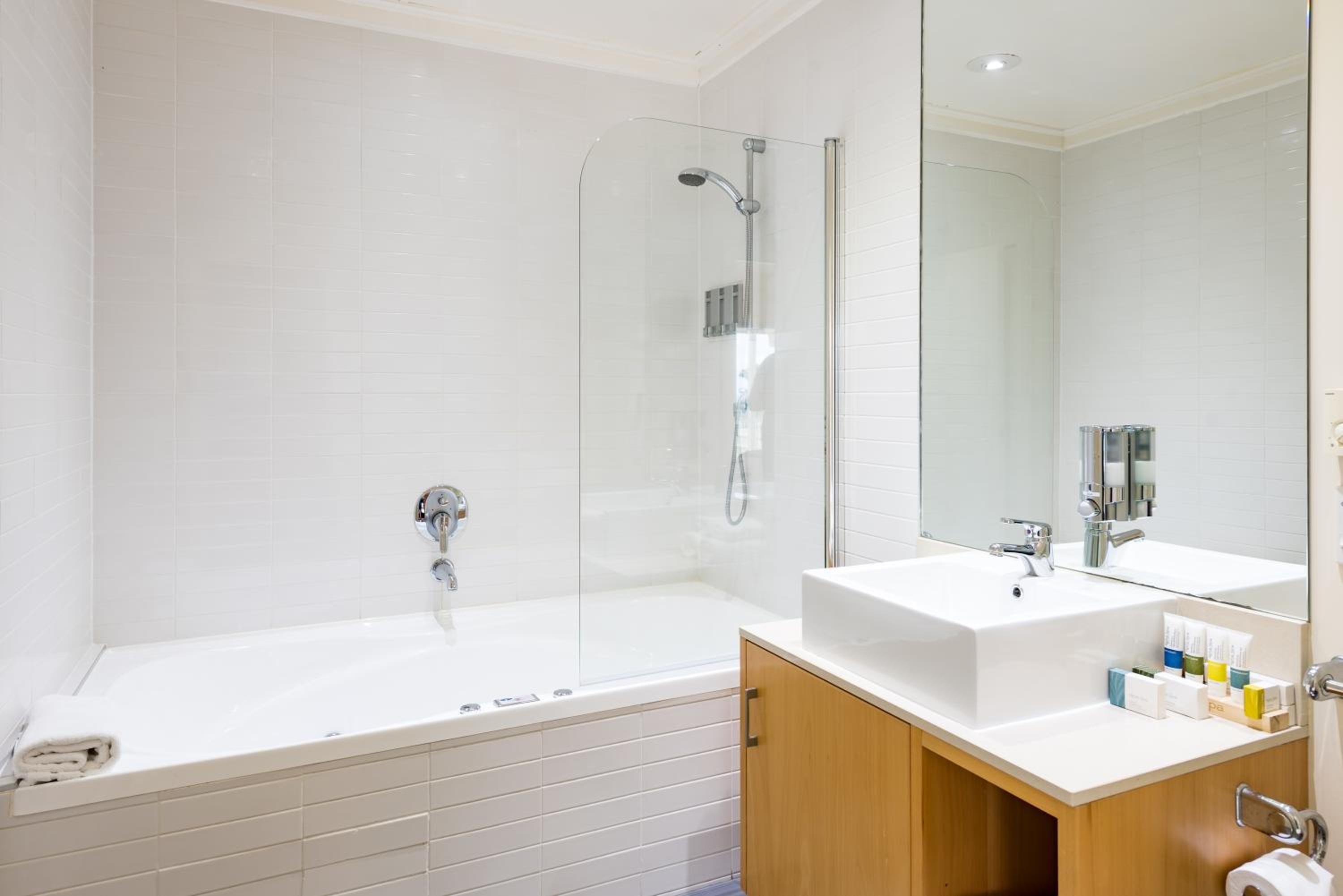 Executive Two-Bedroom Apartment - Photo 4