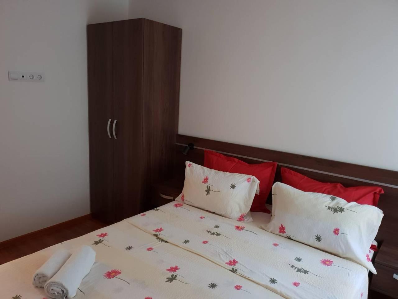One-Bedroom Apartment with Balcony photo 1