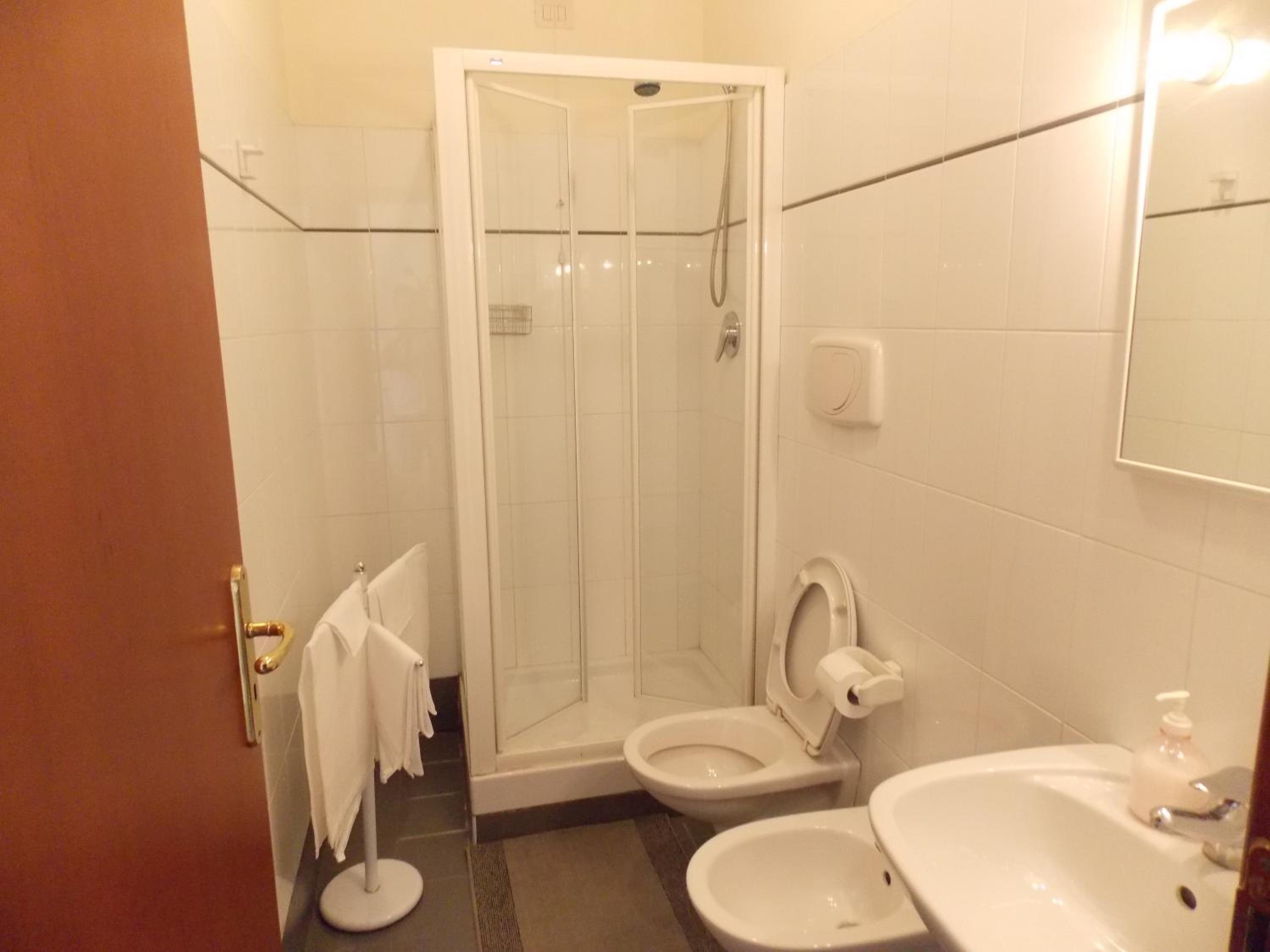 Double or Twin Room - Photo 5