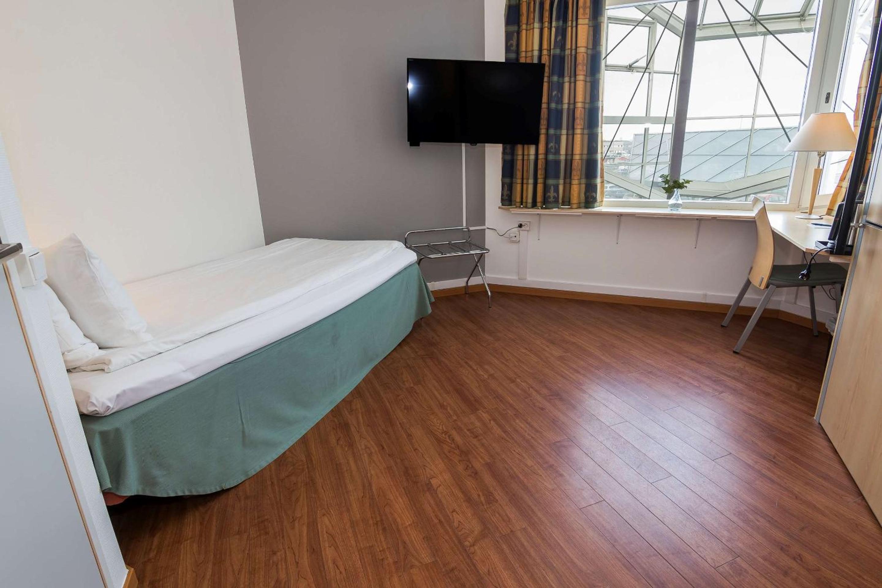 Standard Triple Room with Single Bed - Non-Smoking - Photo 6