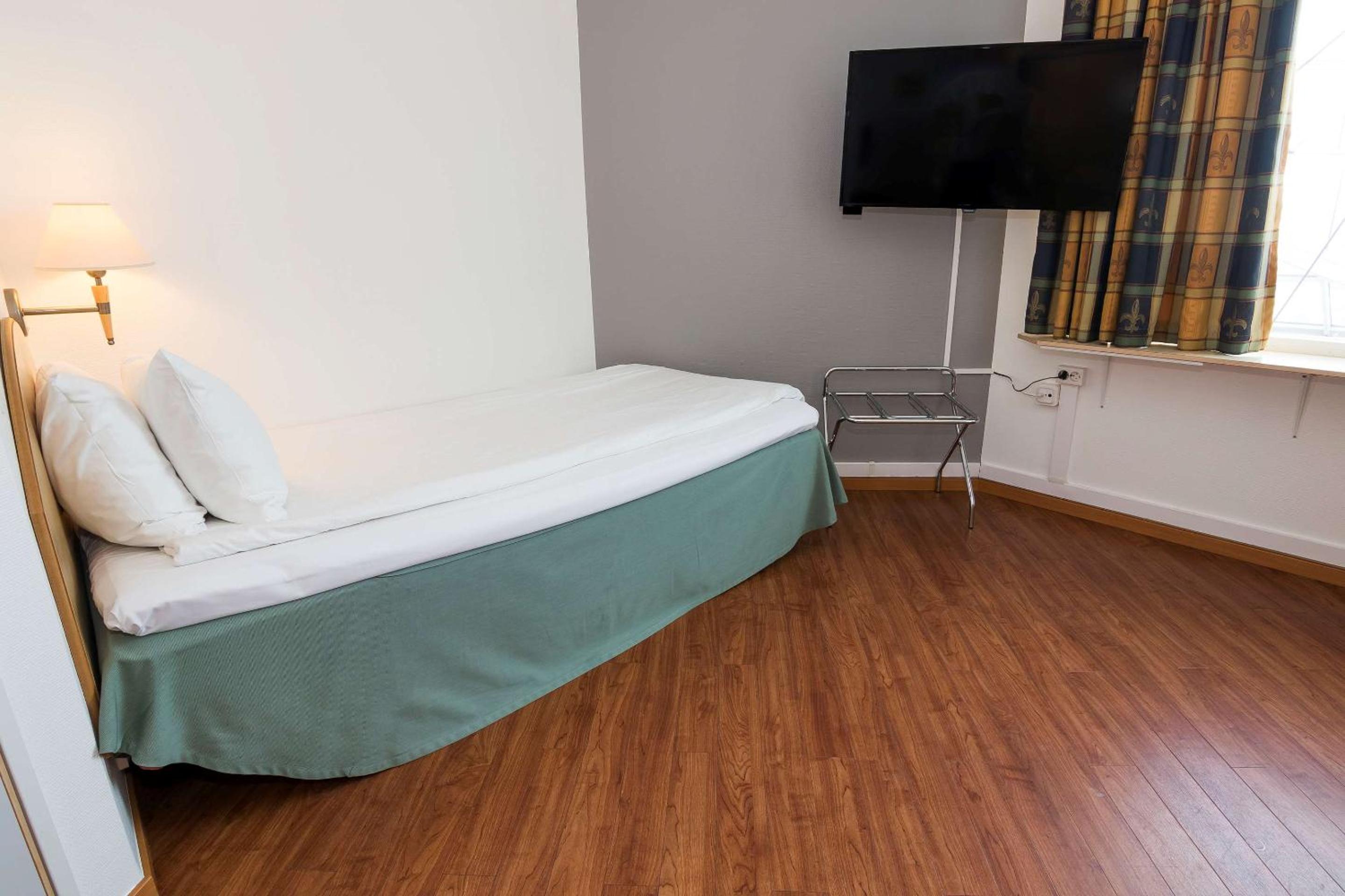 Standard Triple Room with Single Bed - Non-Smoking - Photo 7