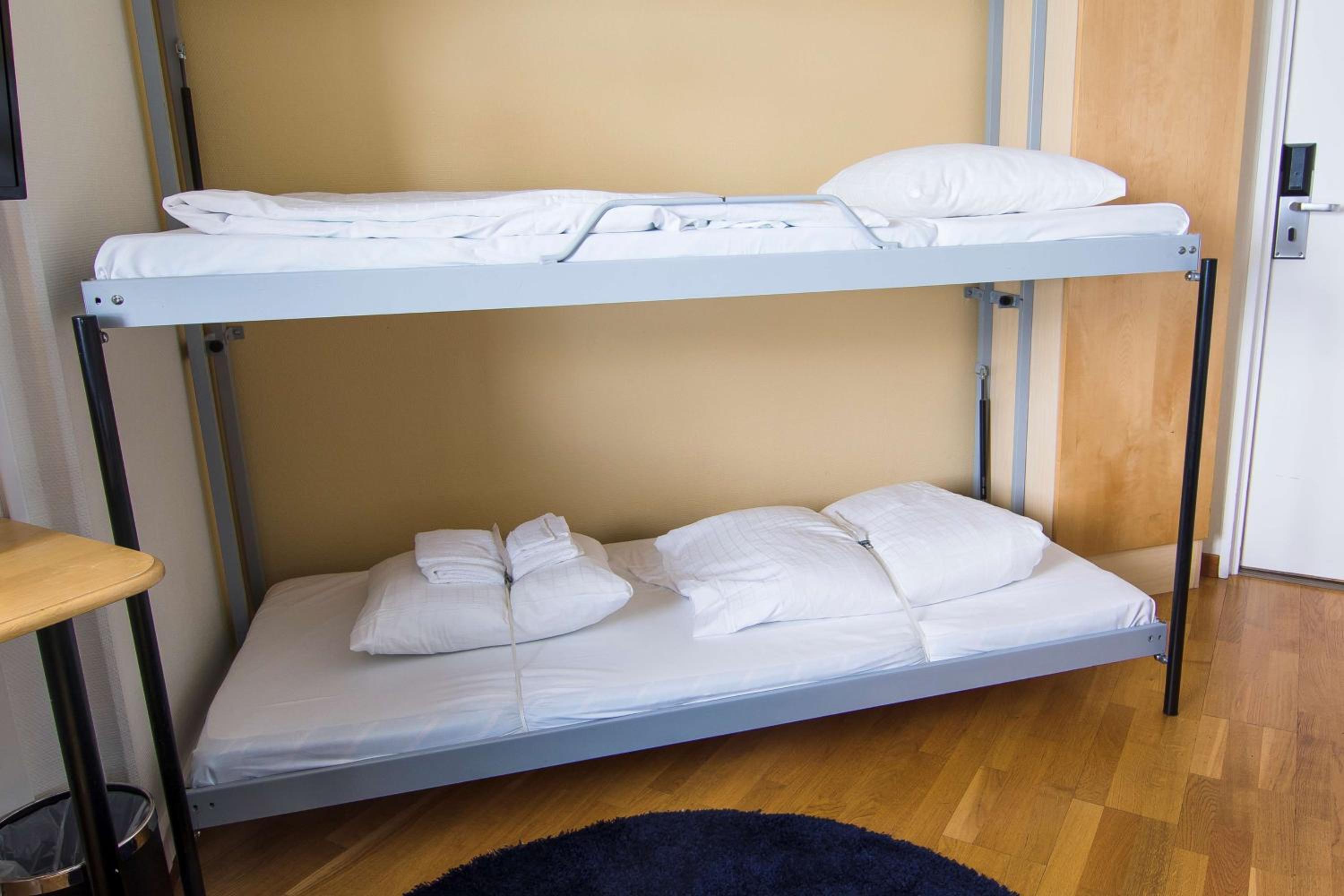 Standard Quadruple Room with Two Single Beds - Non-Smoking - Photo 9
