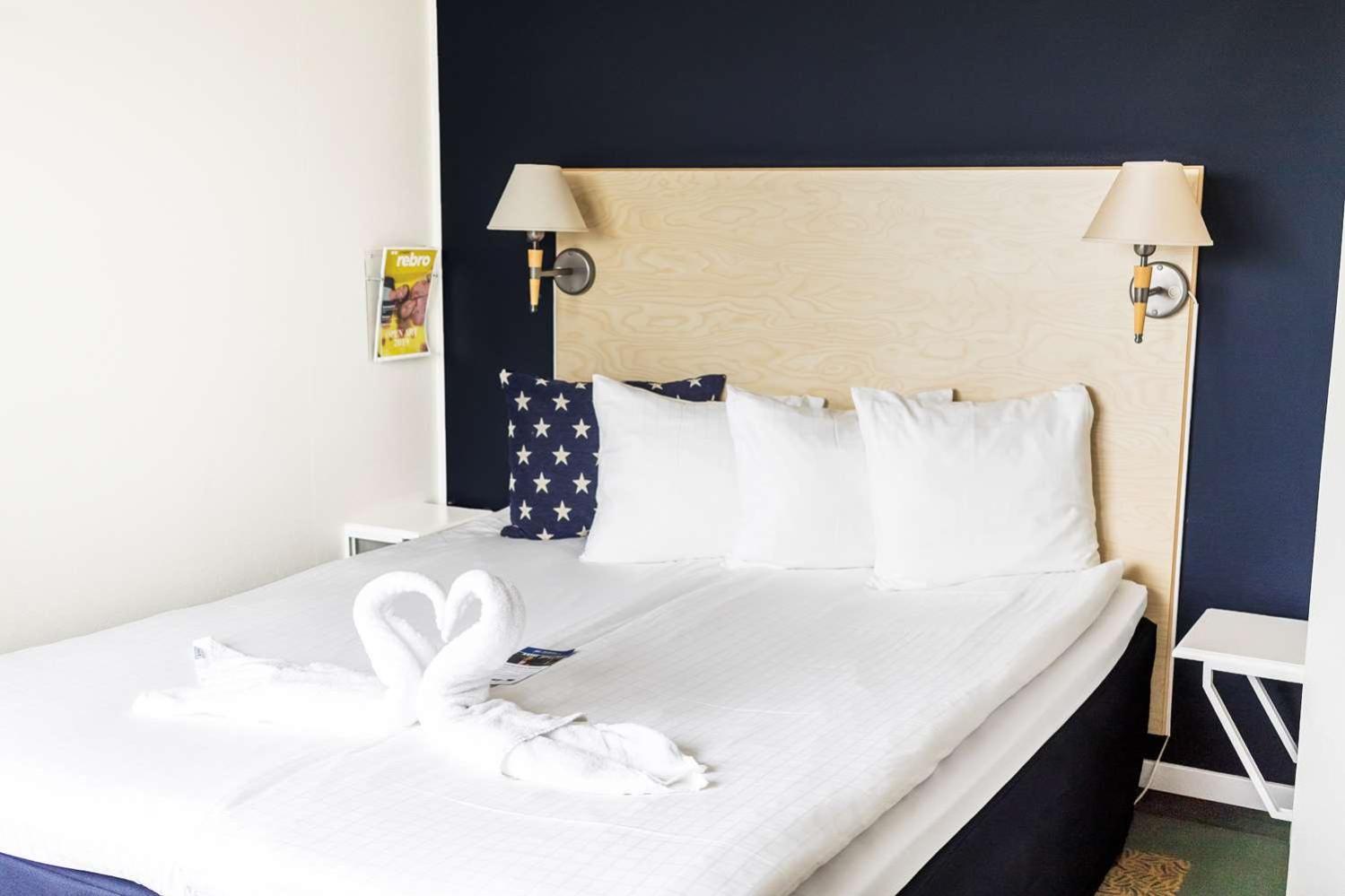 Standard Queen Room with Queen Bed - Non-Smoking - Photo 4