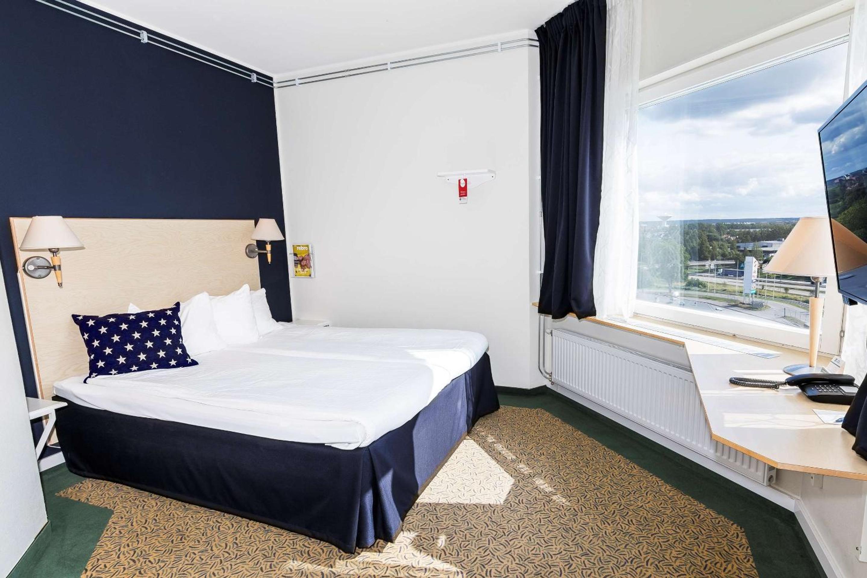 Standard Queen Room with Queen Bed - Non-Smoking - Photo 11